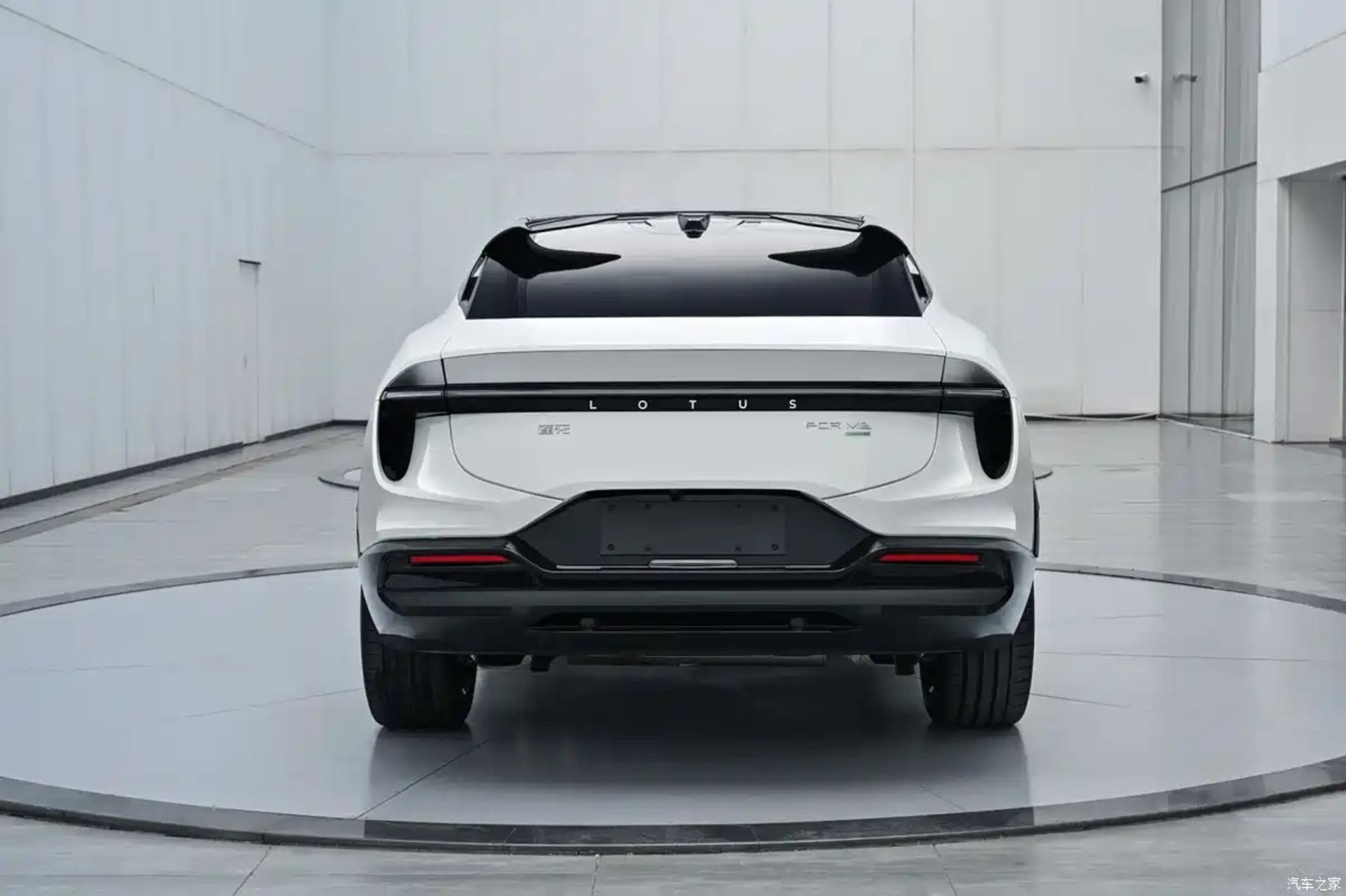 نمای عقب خودرو لوتوس التره پلاگین هیبریدی