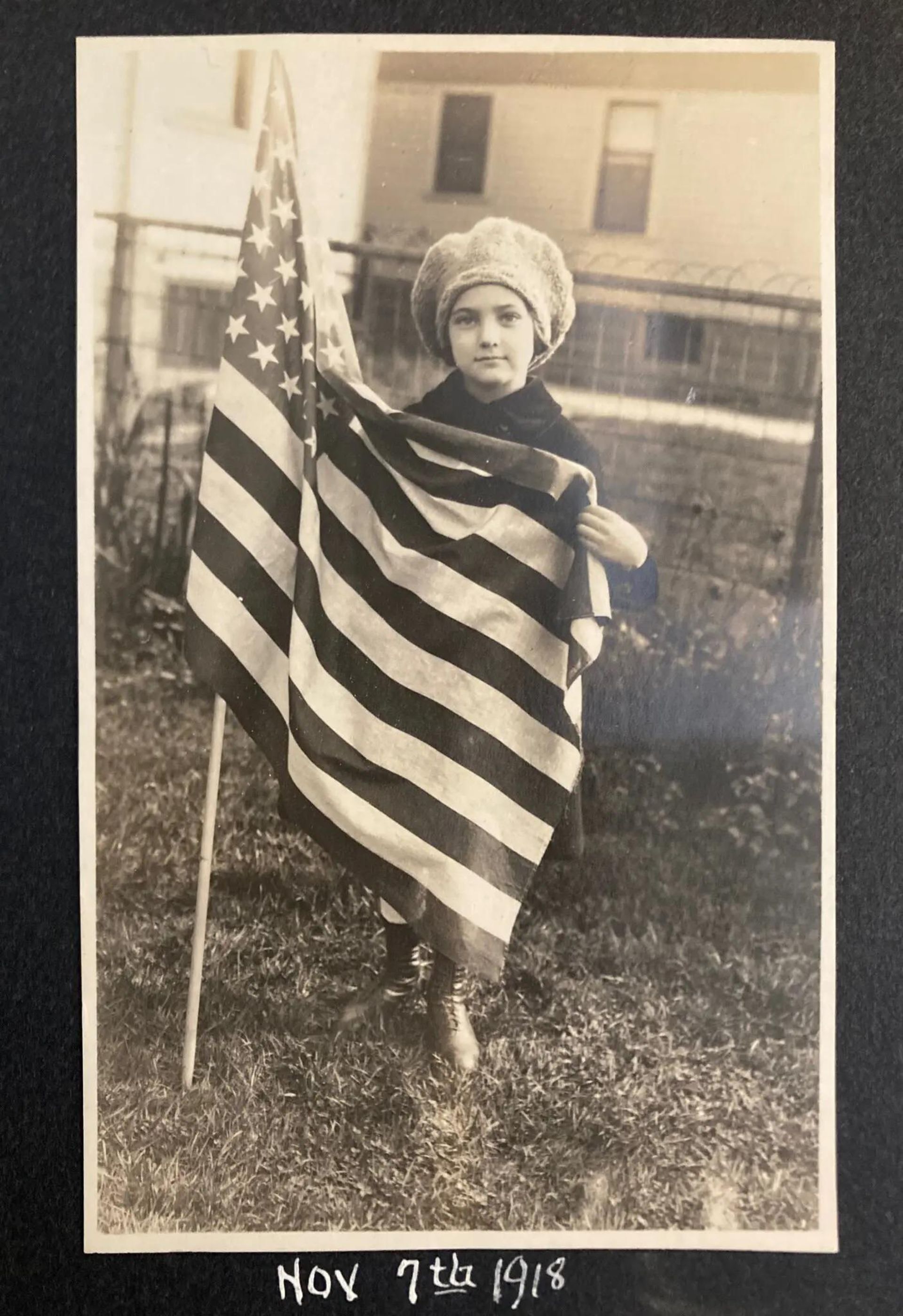 لوئیز لوی در سال ۱۹۱۸ در کنار پرچم آمریکا
