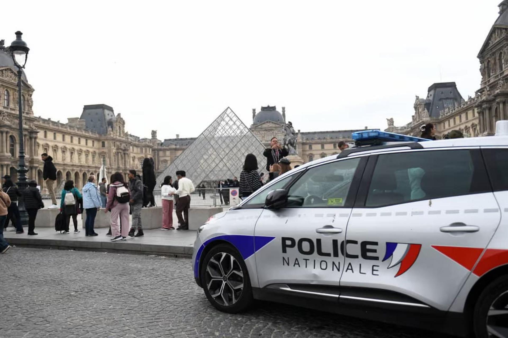 پلیس در نزدیکی موزه لوور، پس از سرقت جواهرات