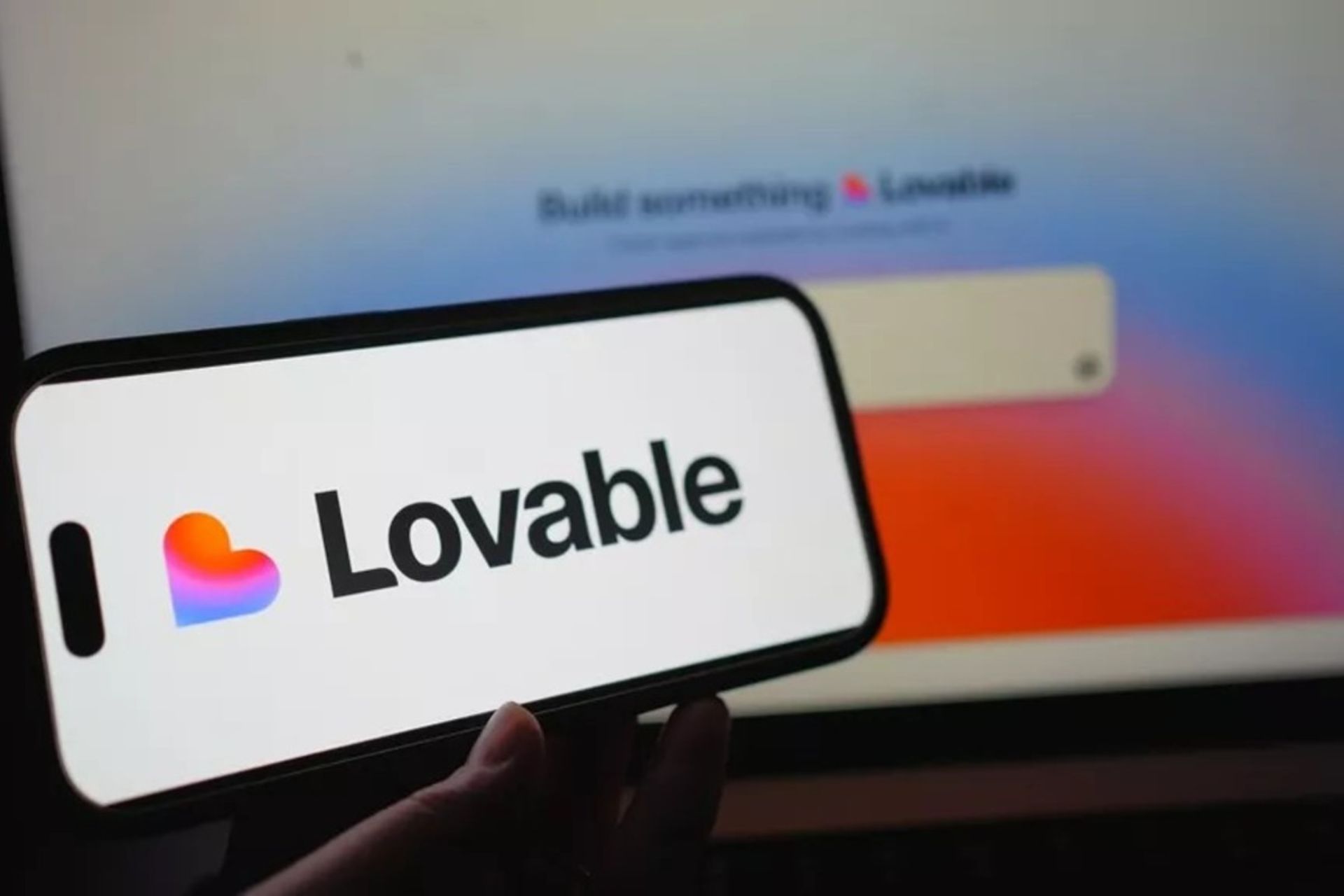 لوگو Lovable روی آیفون در محیط تاریک