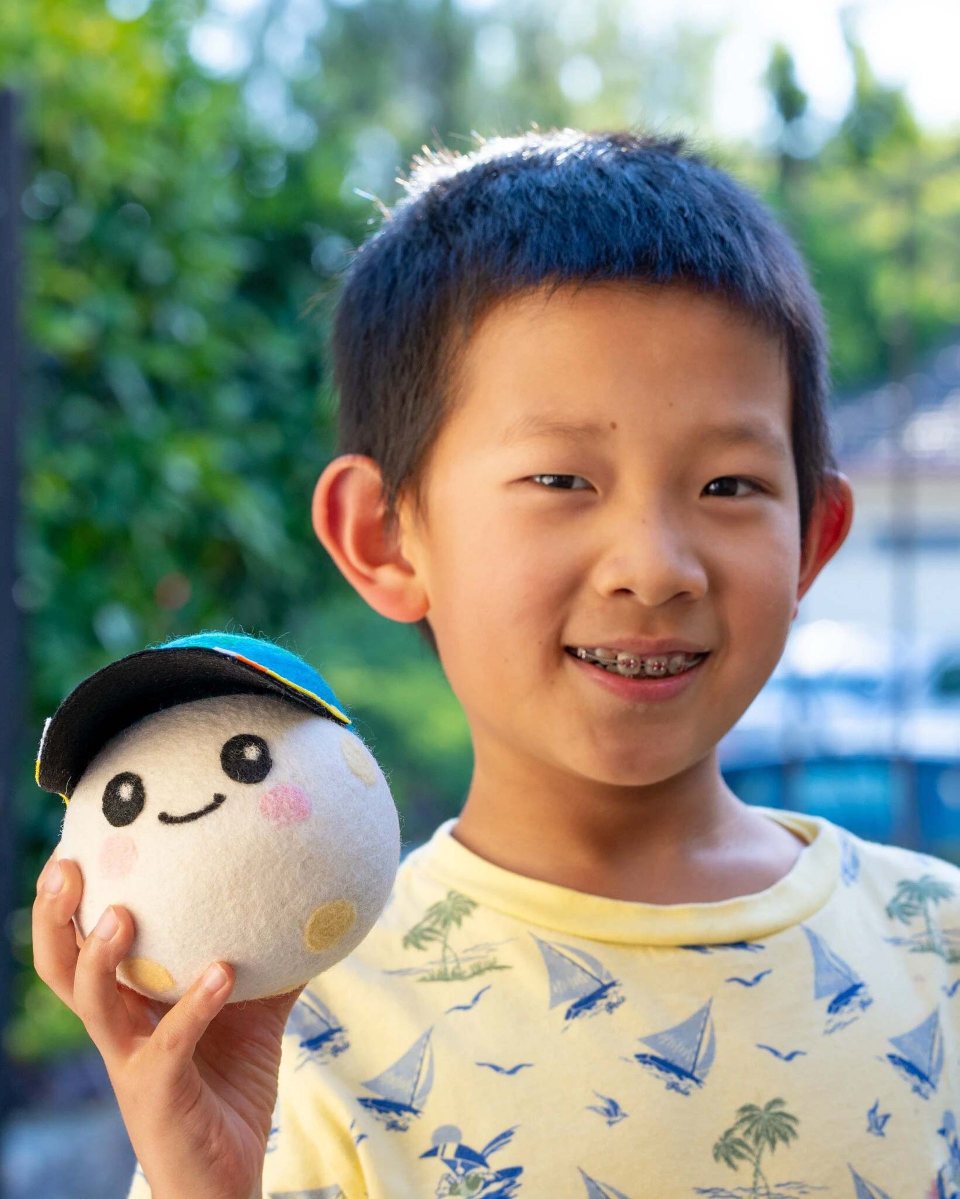 لوکاس یه عروسک رایز را در دست گرفته است