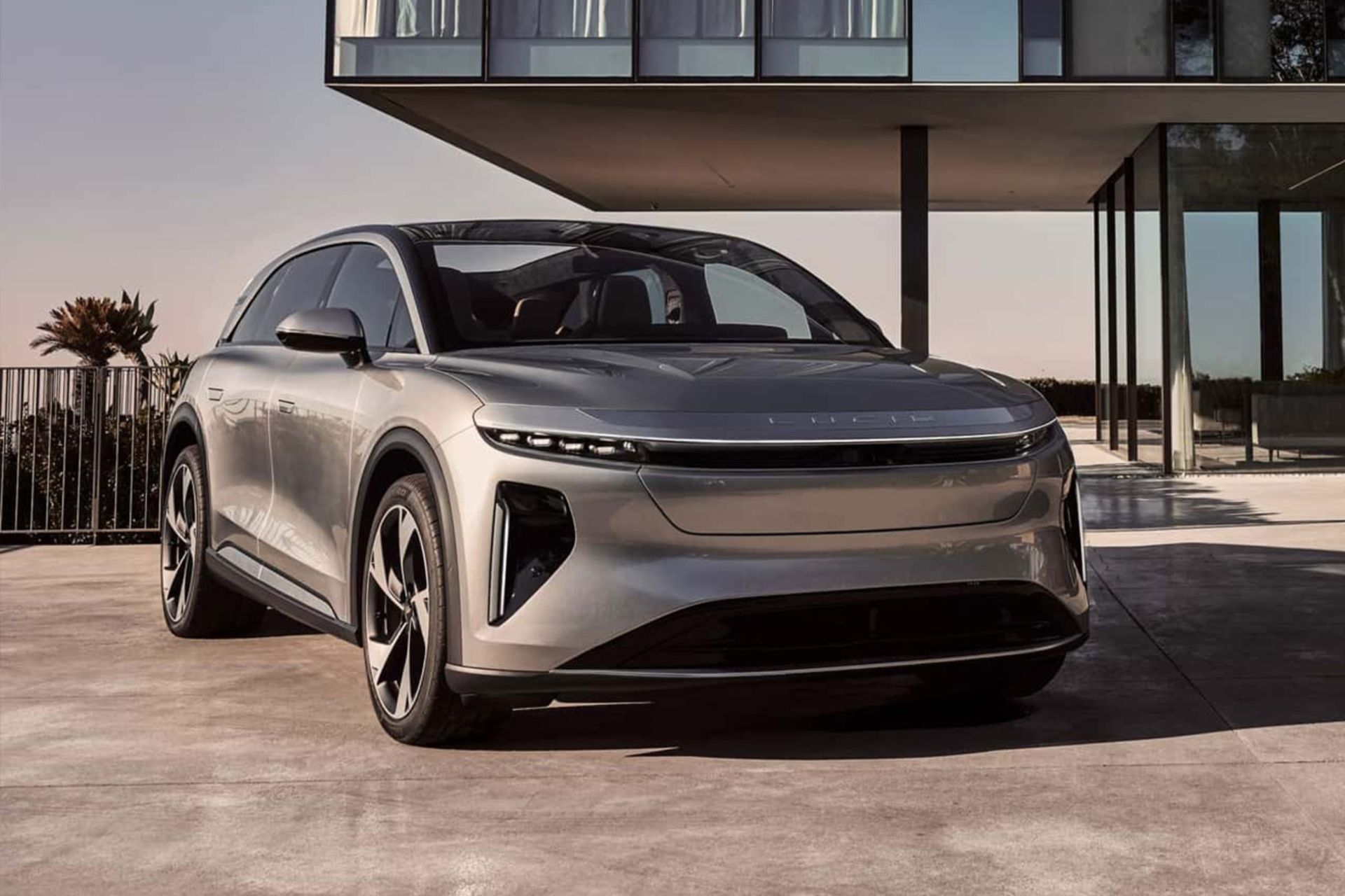 یک خودروی شاسی بلند از سه رخ جلو