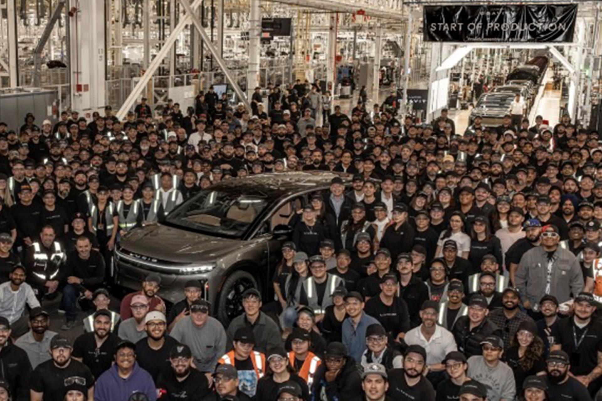 چند ده نفر کنار یکدیگر