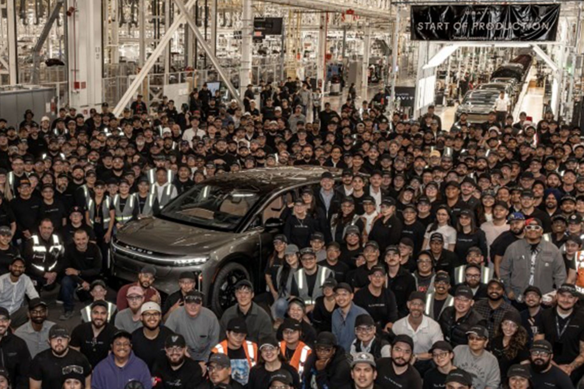 چند ده نفر کنار یکدیگر