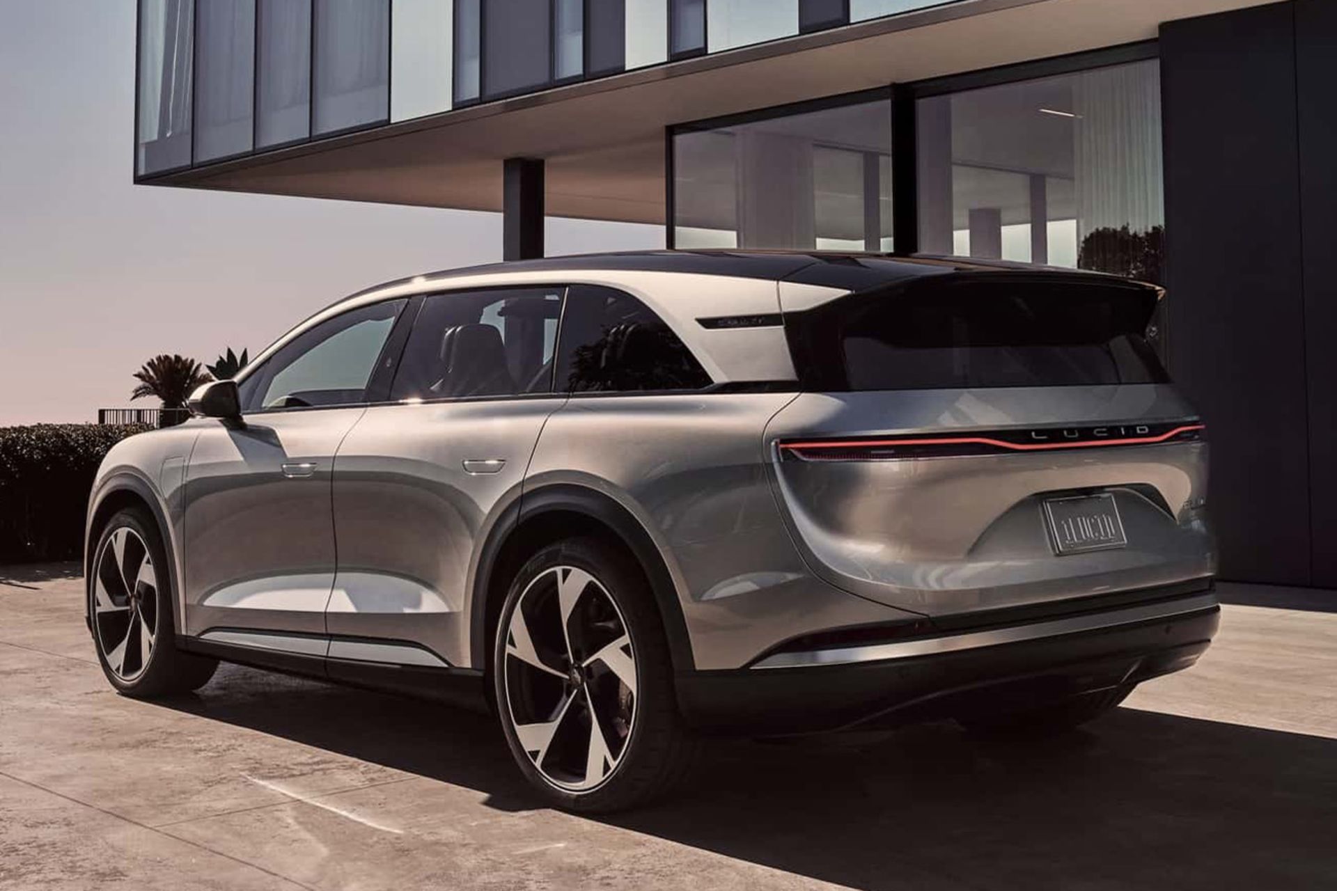 یک خودروی شاسی بلند از سه رخ عقب