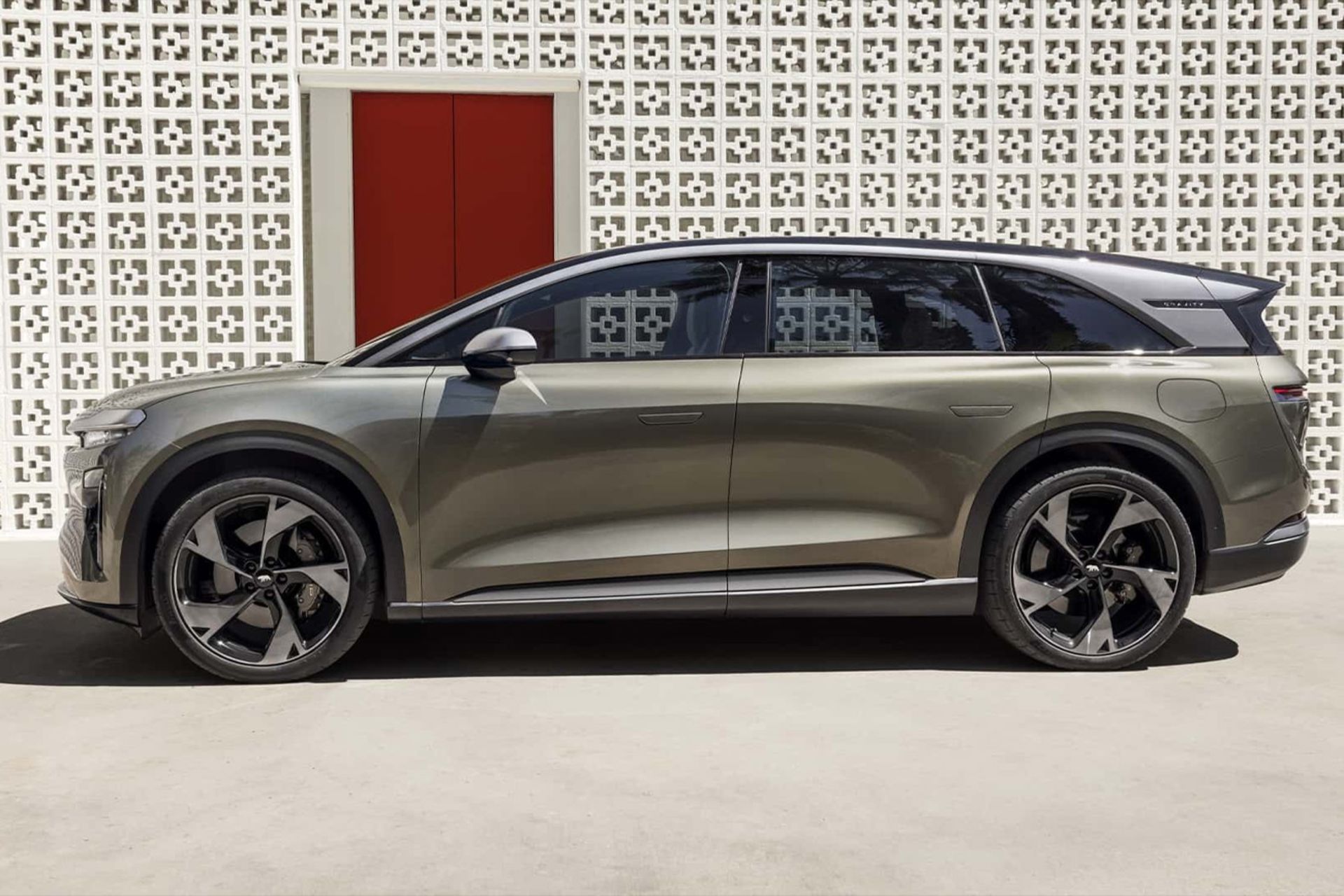 یک خودروی شاسی بلند از کنار