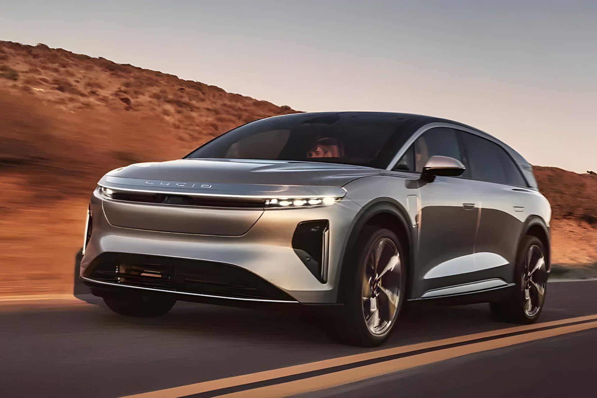 یک خودروی شاسی بلند از سه رخ جلو