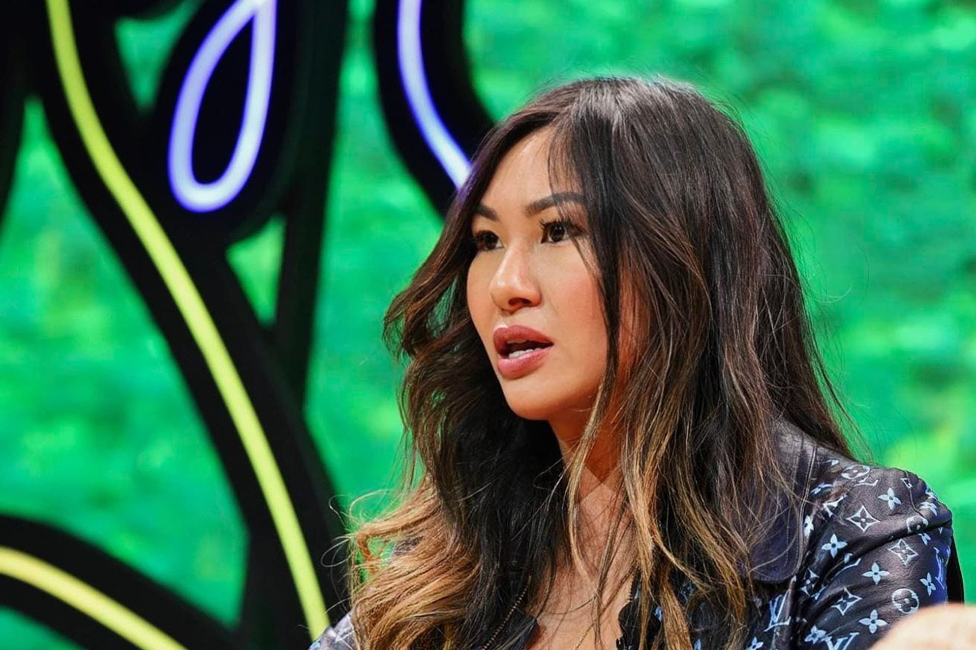 چهره‌ی یک زن جوان از نمای نزدیک