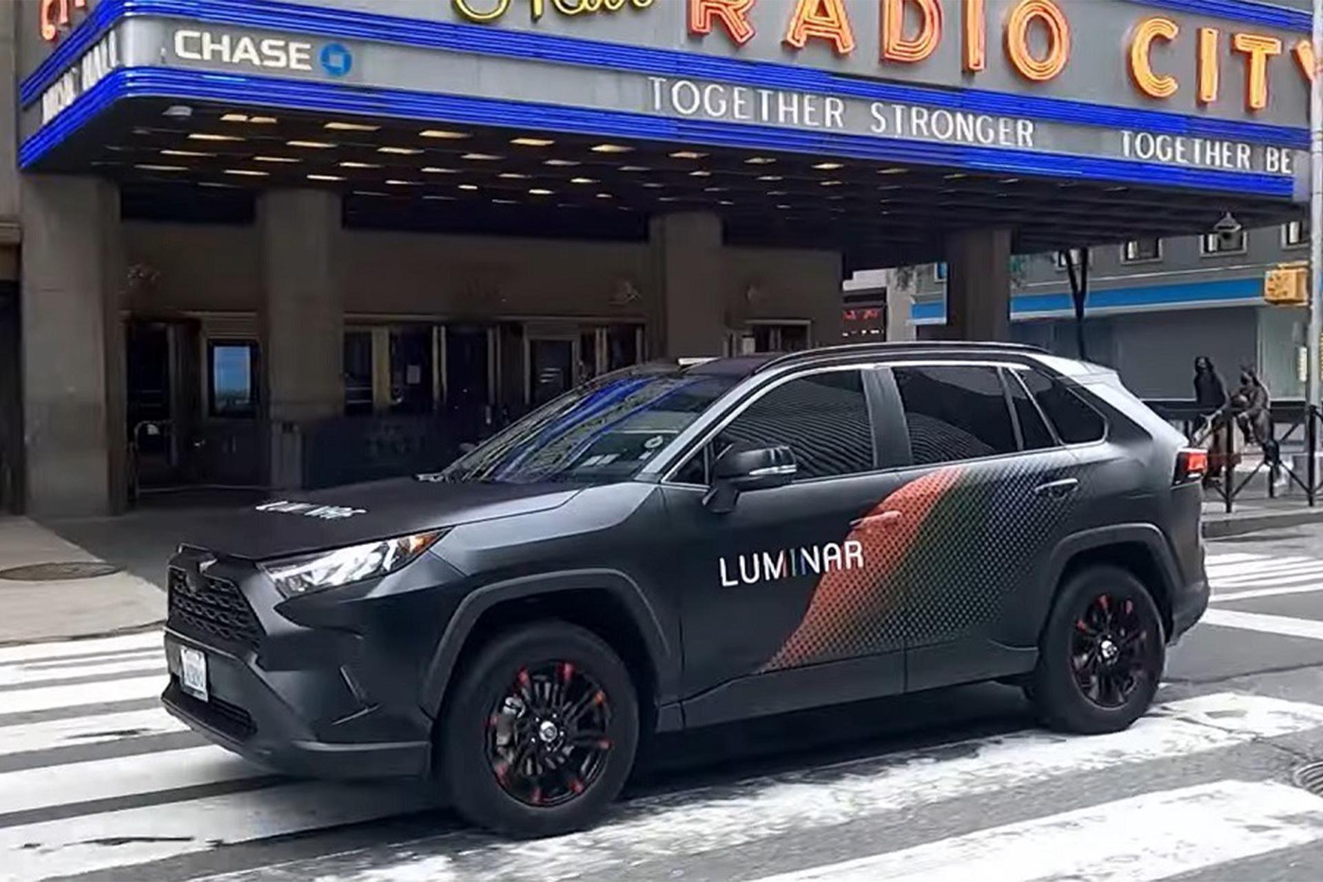 خودرو تویوتا Rav4 با سیستم خودران لومینار در حال حرکت در خیابان