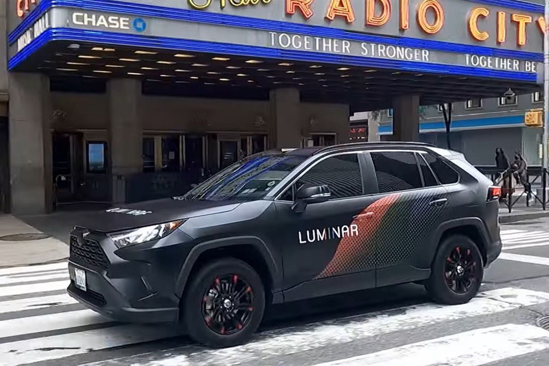 خودرو تویوتا Rav4 با سیستم خودران لومینار در حال حرکت در خیابان