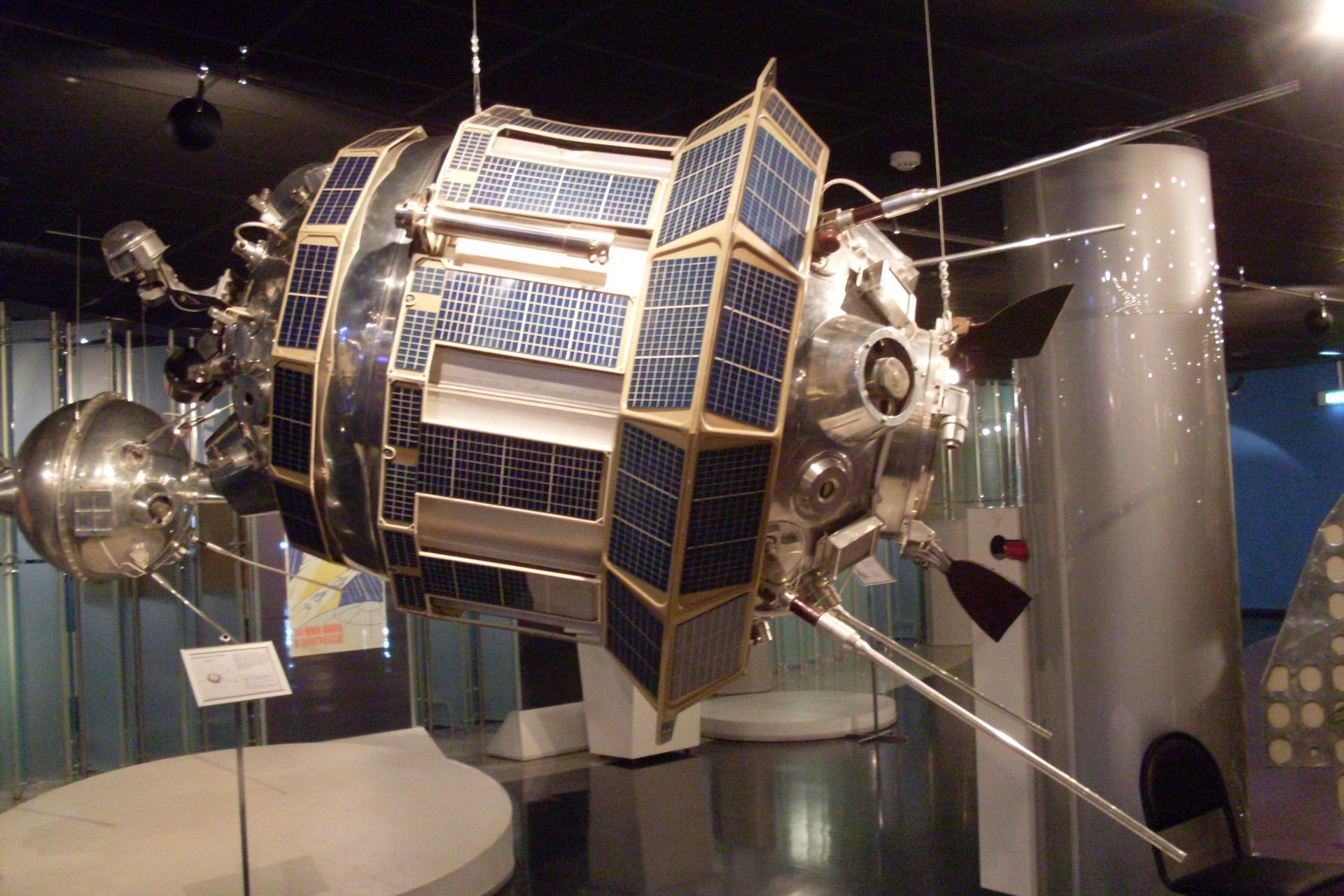 مدل فضاپیمای لونا ۳ شوروی در موزه