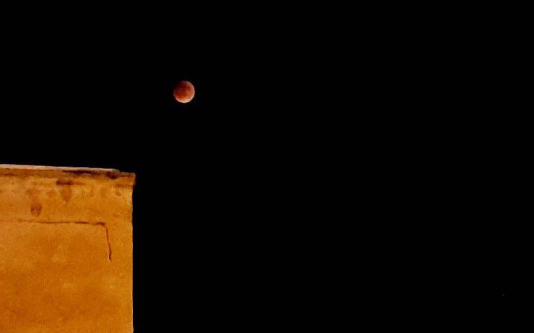 ماه خونین در آسمان کرج