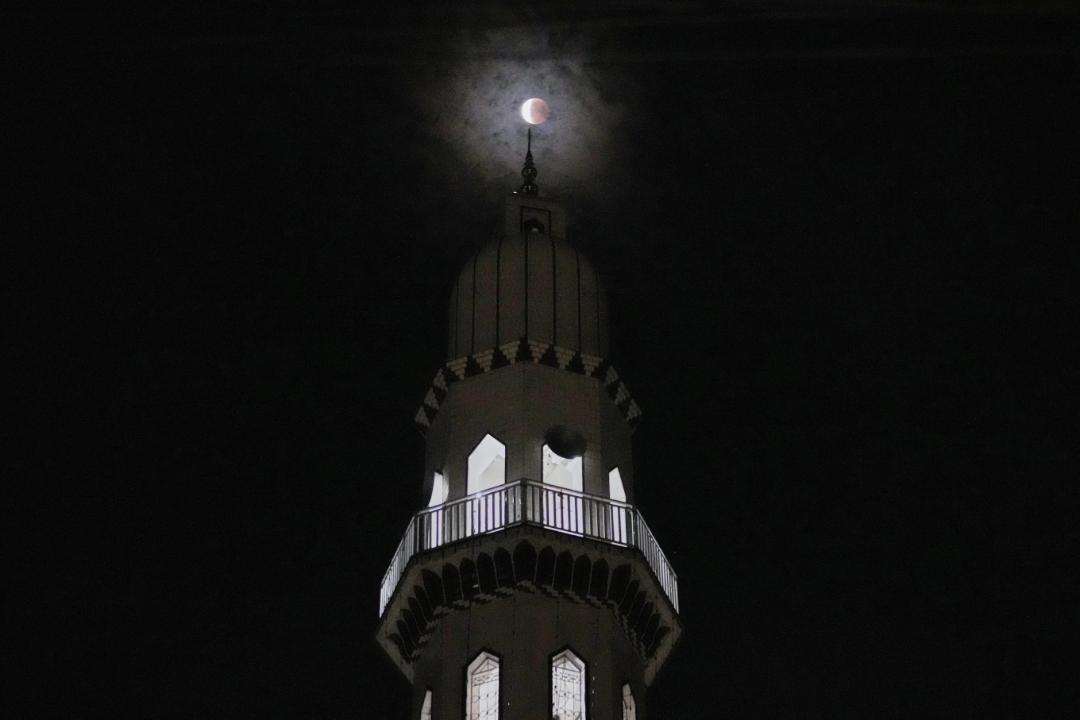 ماه گرفتگی در پشت مناره مسجدی در پاکستان