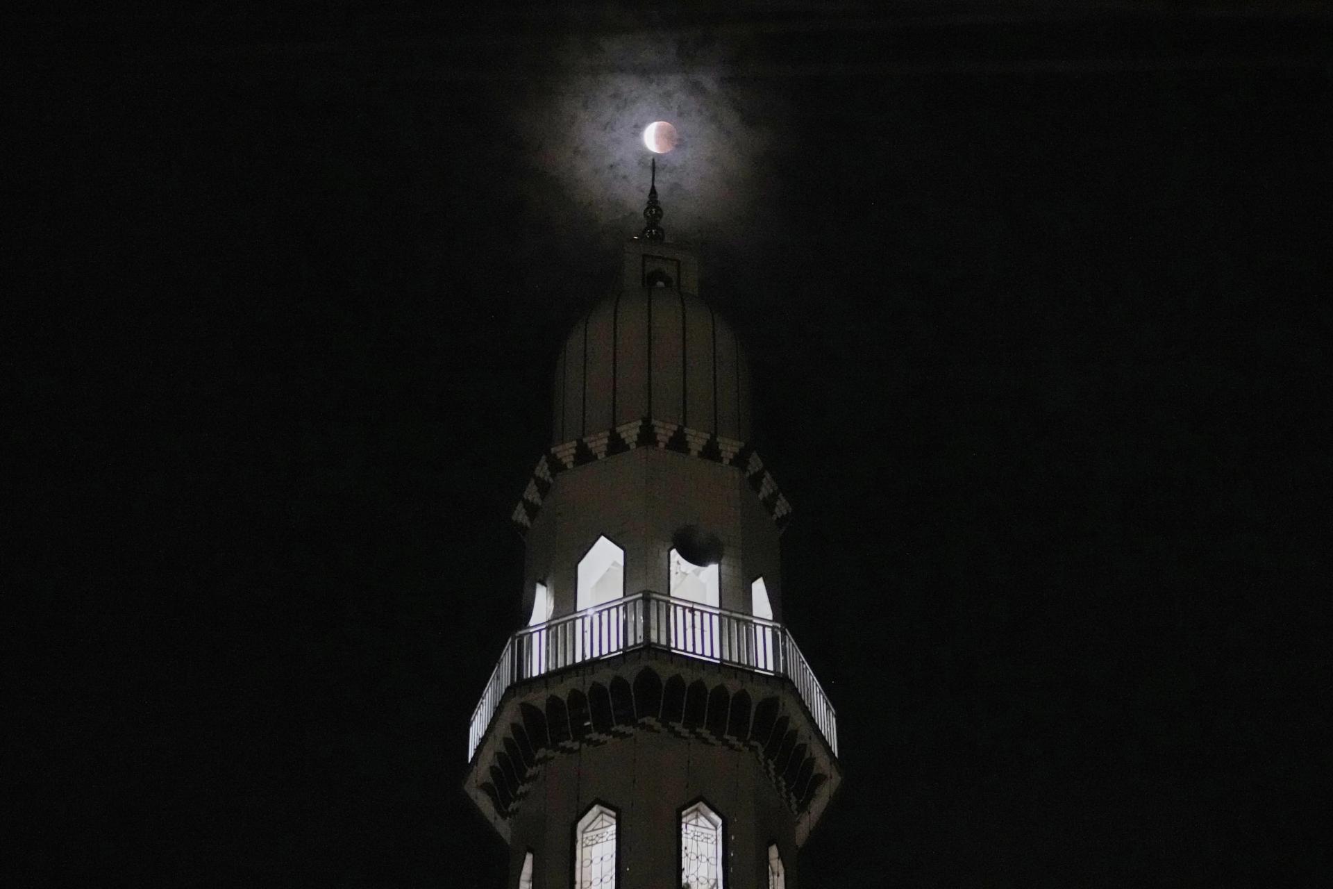 ماه گرفتگی در پشت مناره مسجدی در پاکستان