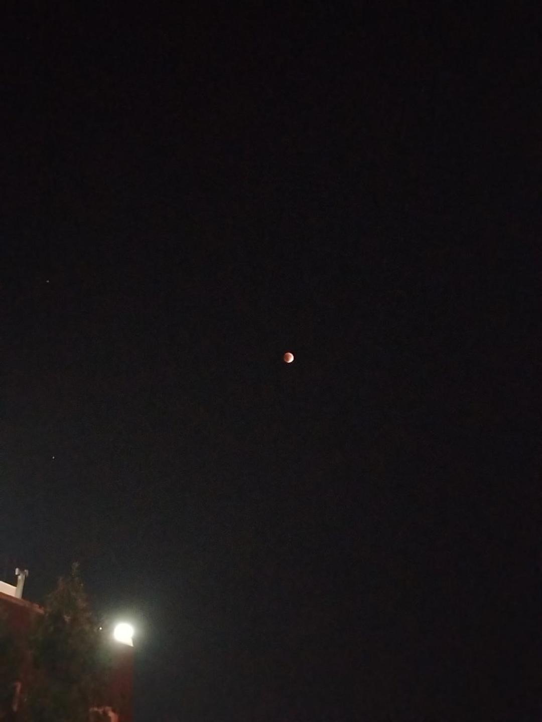 قرص کامل و سرخ ماه در آسمان