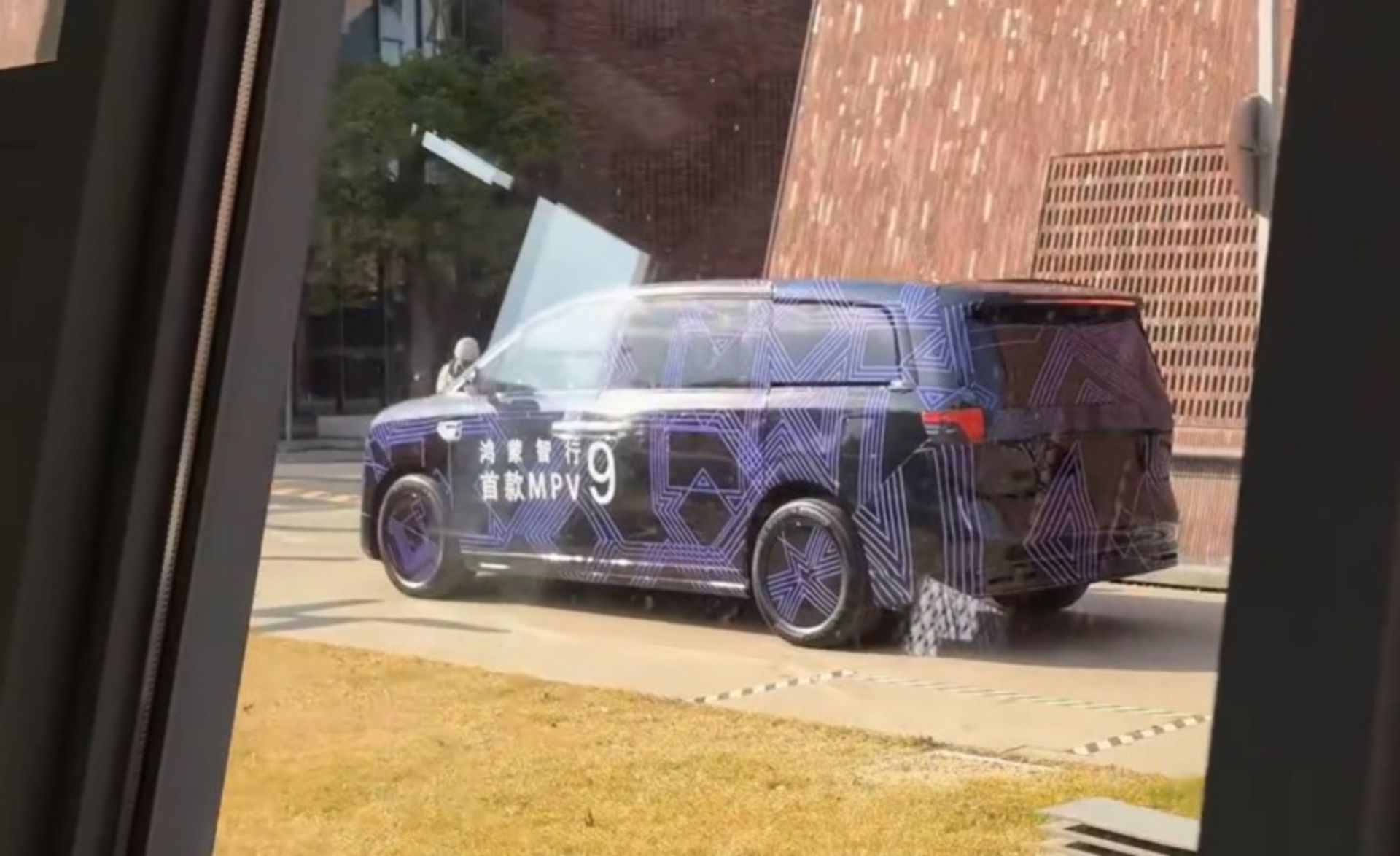 نمای پشتی مینی‌ون Luxeed V9