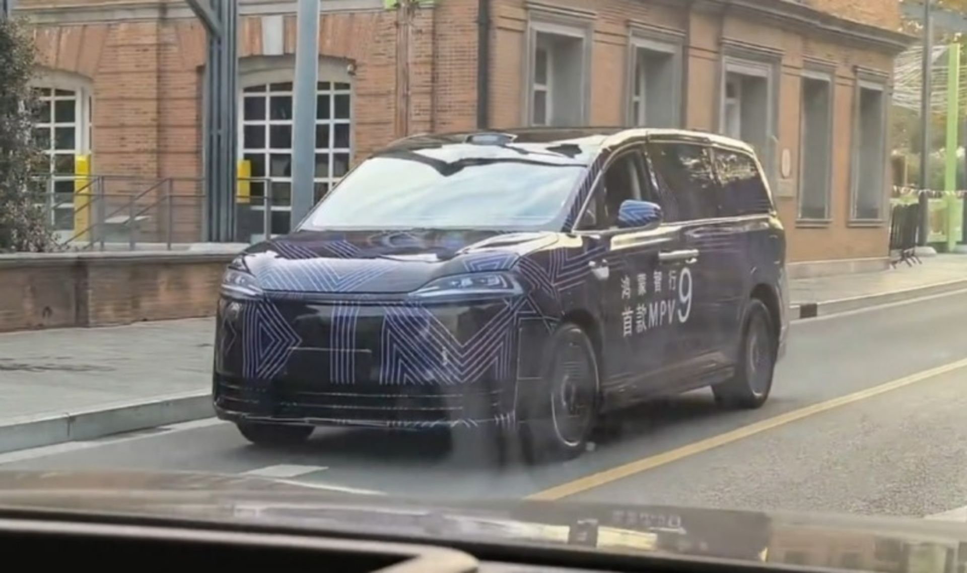 مینی‌ون Luxeed V9 در جاده