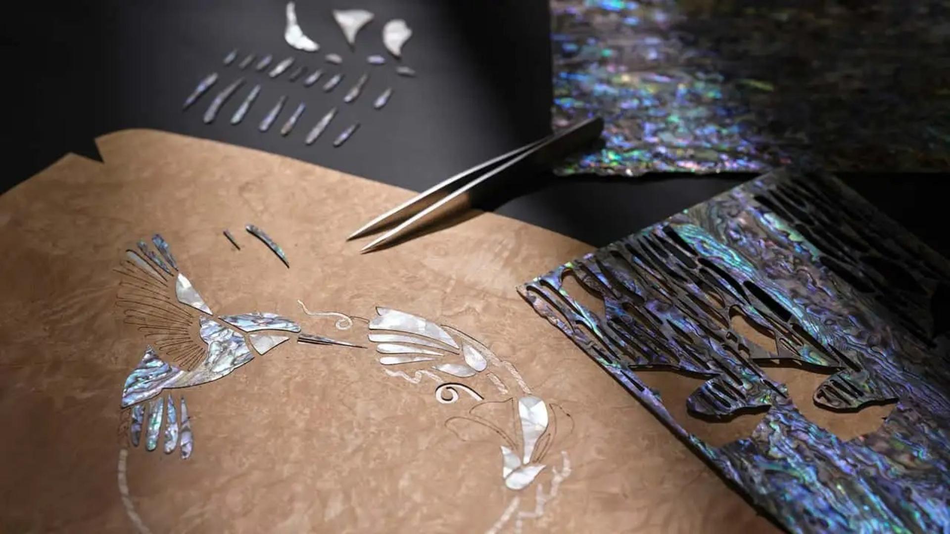 طرح پرنده با قطعات صدف (Mother of Pearl) روی سطح چوبی
