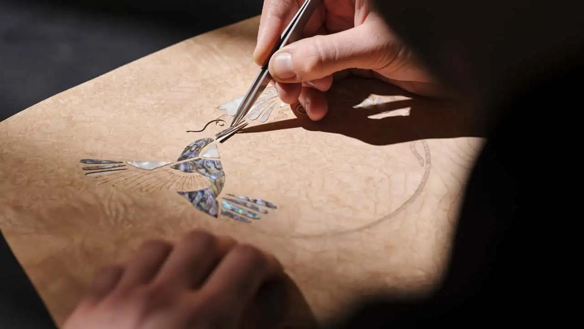طرح پرنده با استفاده از قطعات مروارید (Mother of Pearl) روی چوب