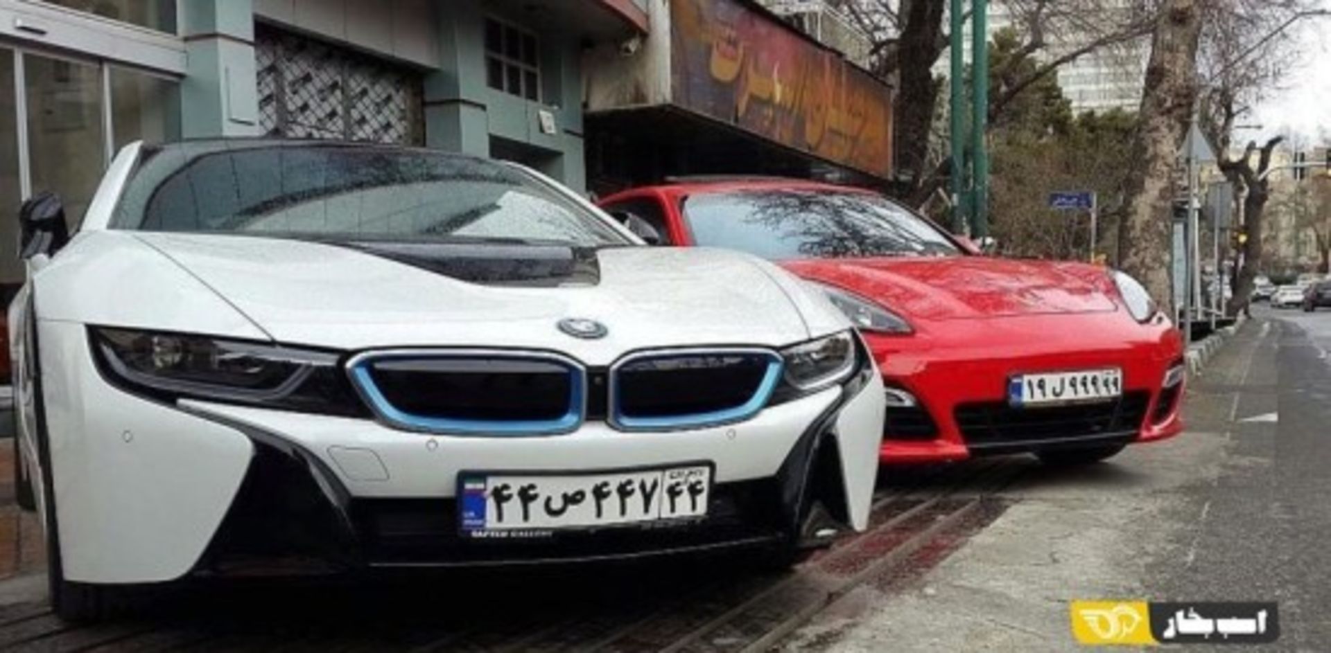 نمای جلو خودرو بی‌ام‌و i8 و پورشه پانامرا قرمز