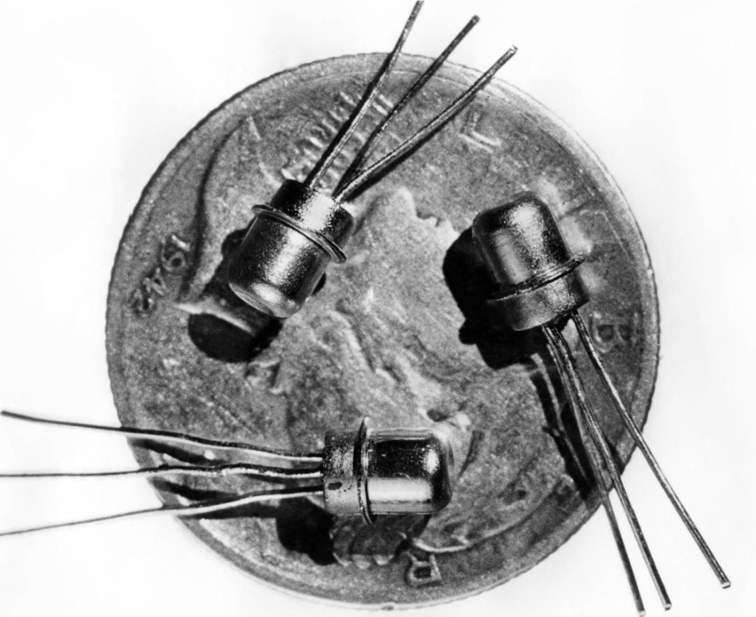 ترانزیستور کوچک M-1 در کنار سکه 