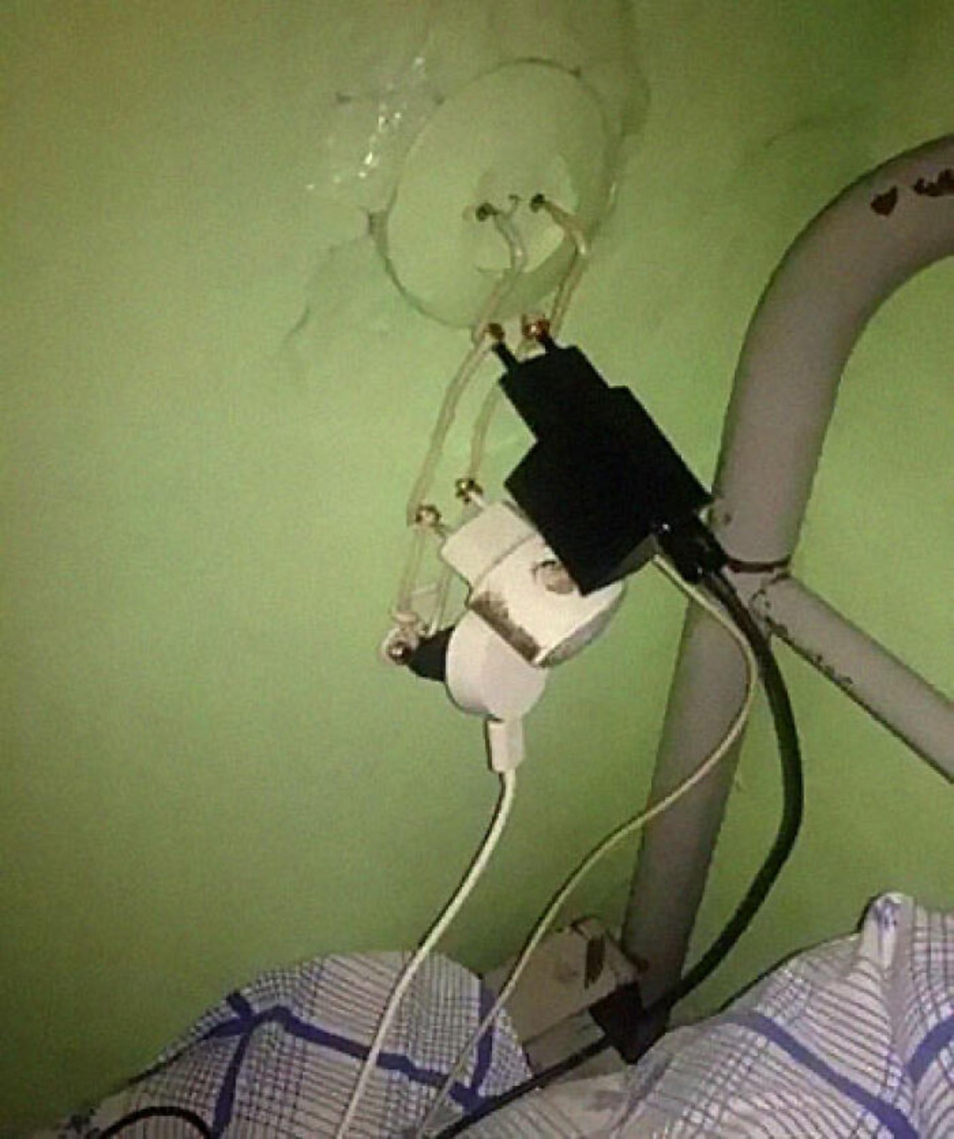  سه شارژر متصل به سیم یک پریز برق 