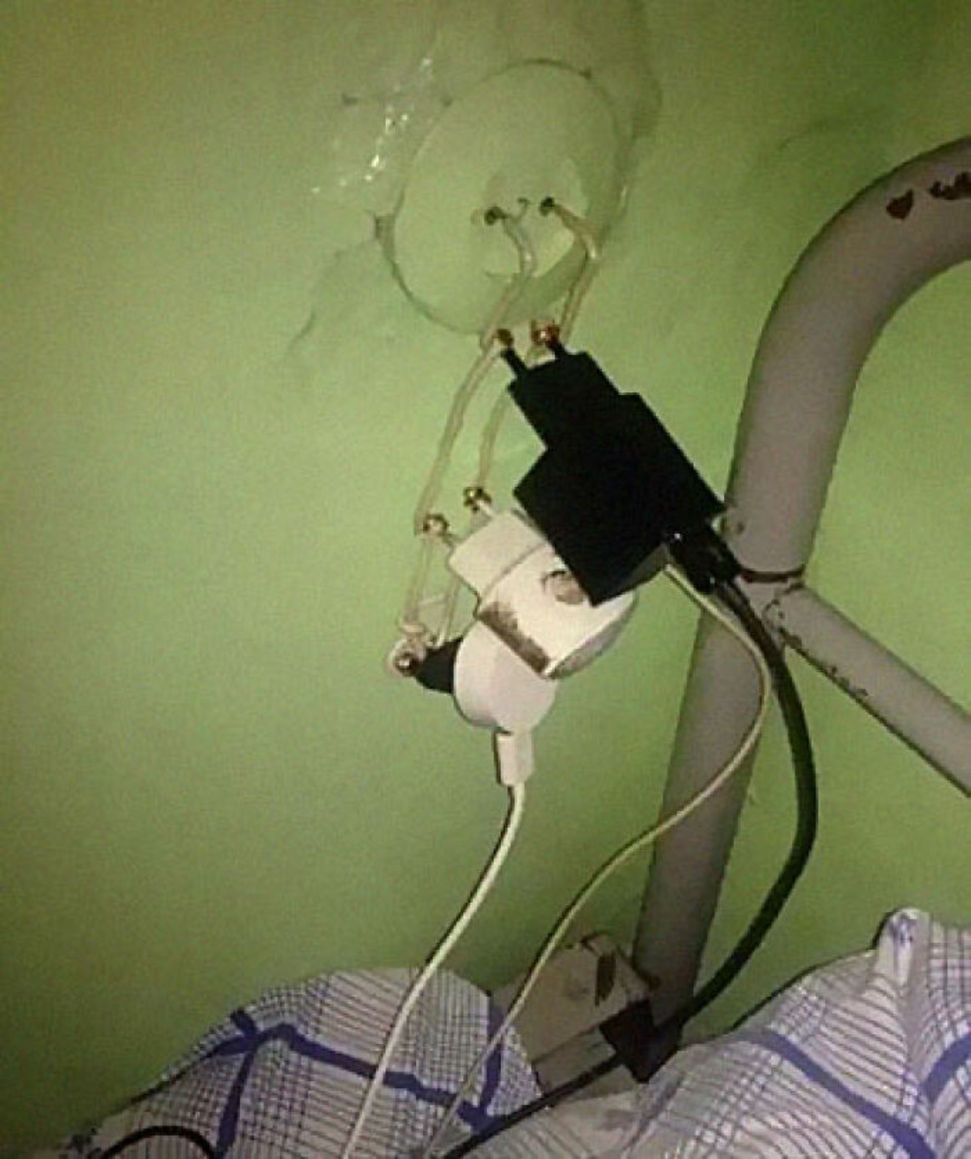  سه شارژر متصل به سیم یک پریز برق 