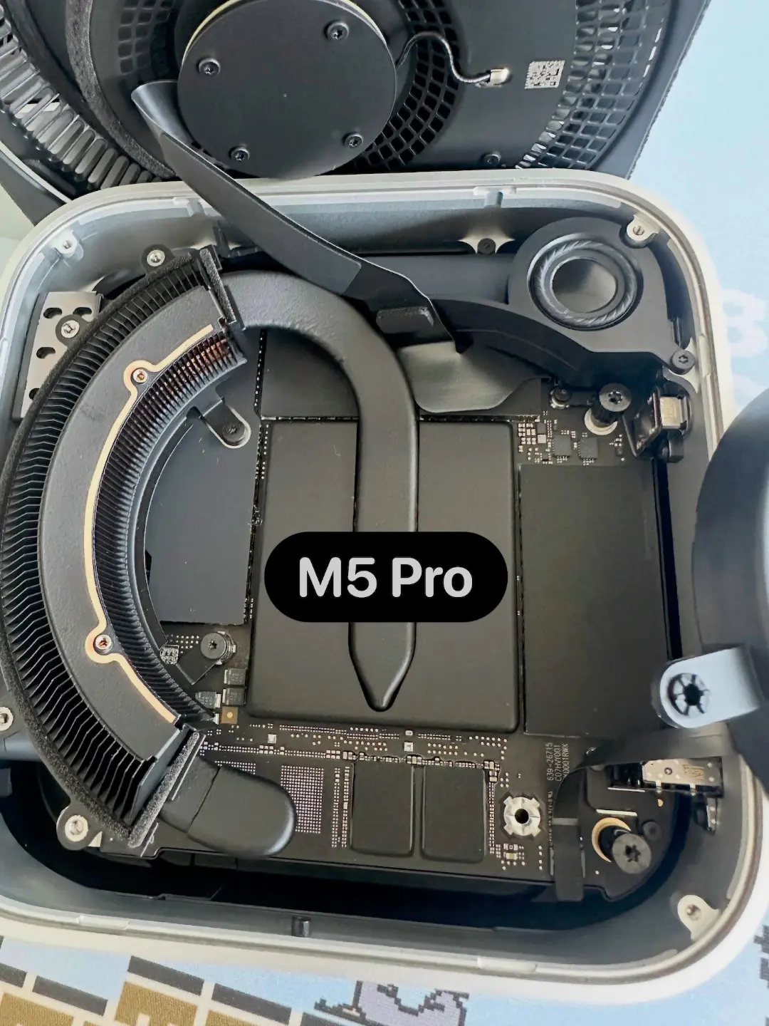 برد اصلی و سیستم خنک‌کننده کامپیوتر مک مینی با تراشه M5 Pro