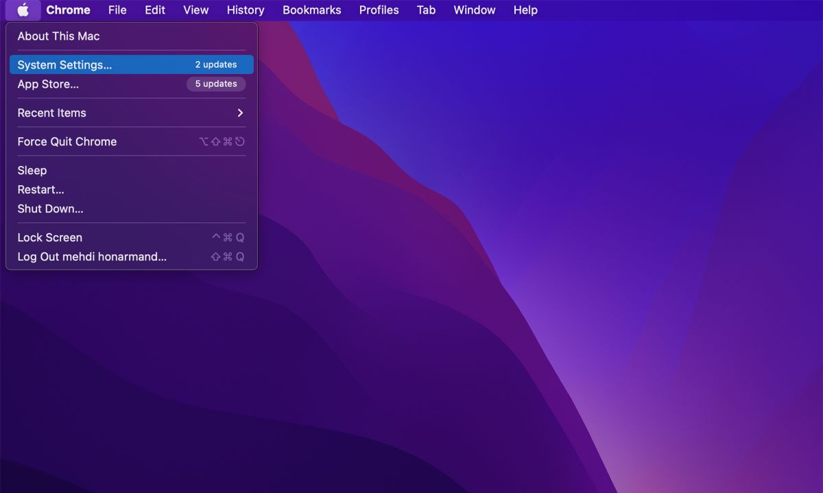 منوی نوار بالایی مک او اس باز و گزینه System Settings انتخاب شده