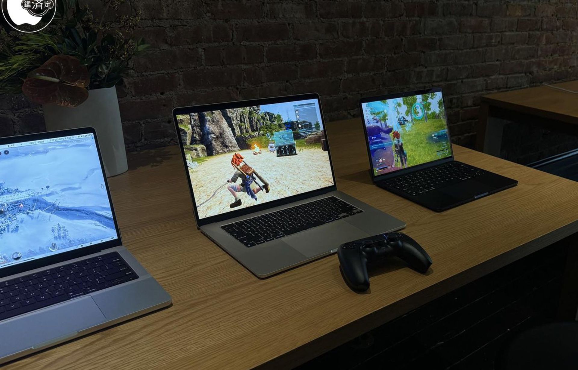 مک بوک روی میز درحال اجرای بازی