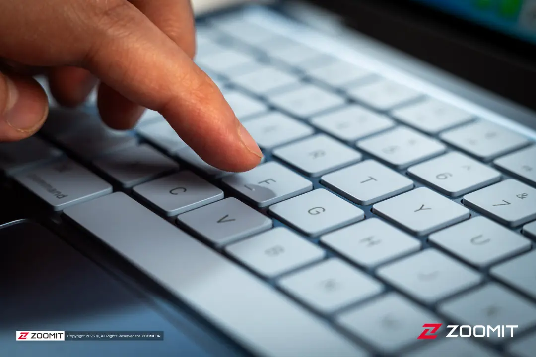 انگشت کاربر روی کلیدهای کیبورد لپ‌تاپ مک بوک نئو (MacBook Neo)