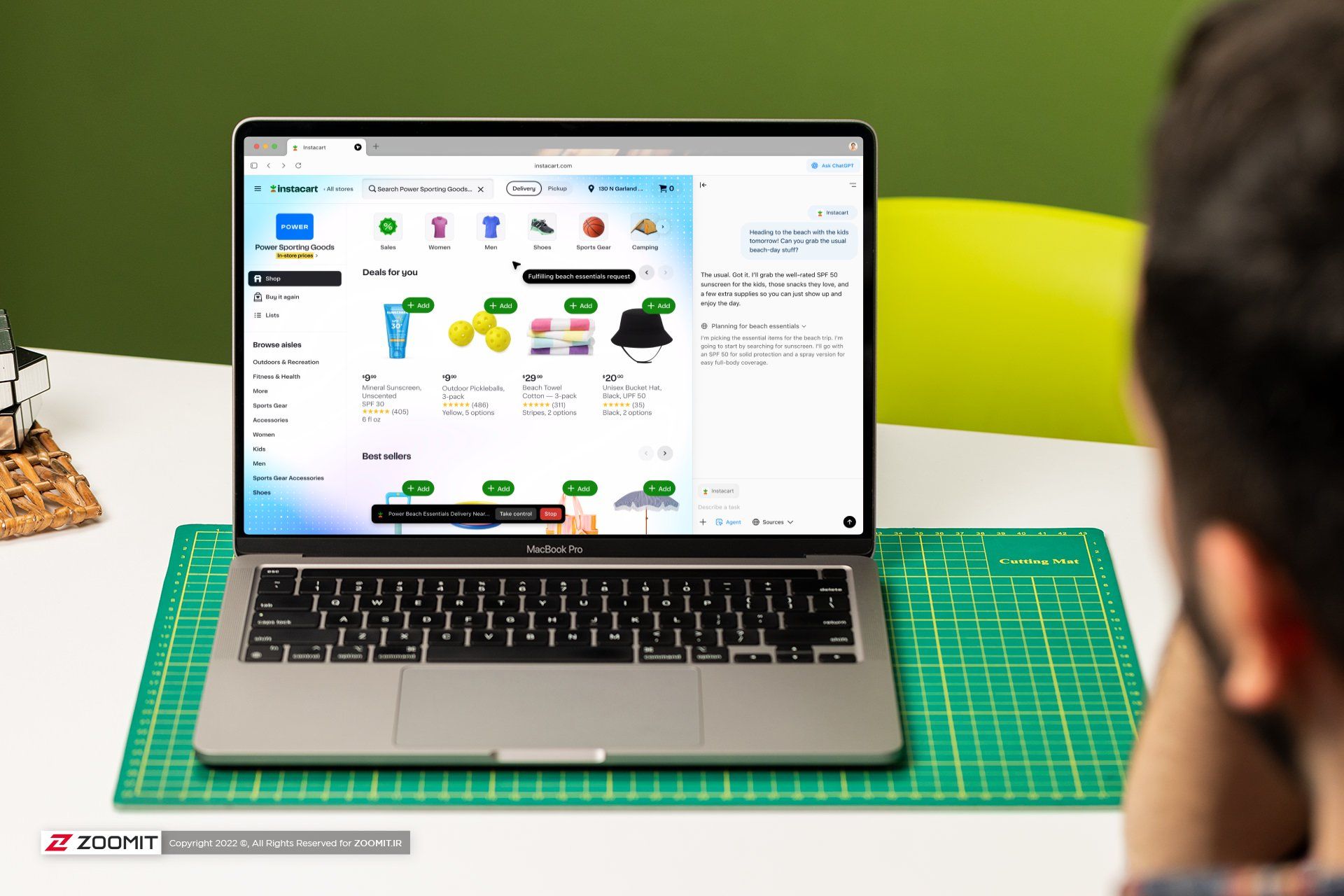 مک بوک روی میز درحال اجرای مرورگر OpenAI اطلس
