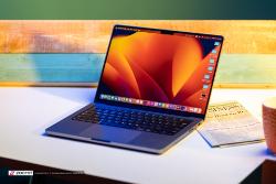 نمای کناری مک بوک پرو M1 Max اپل