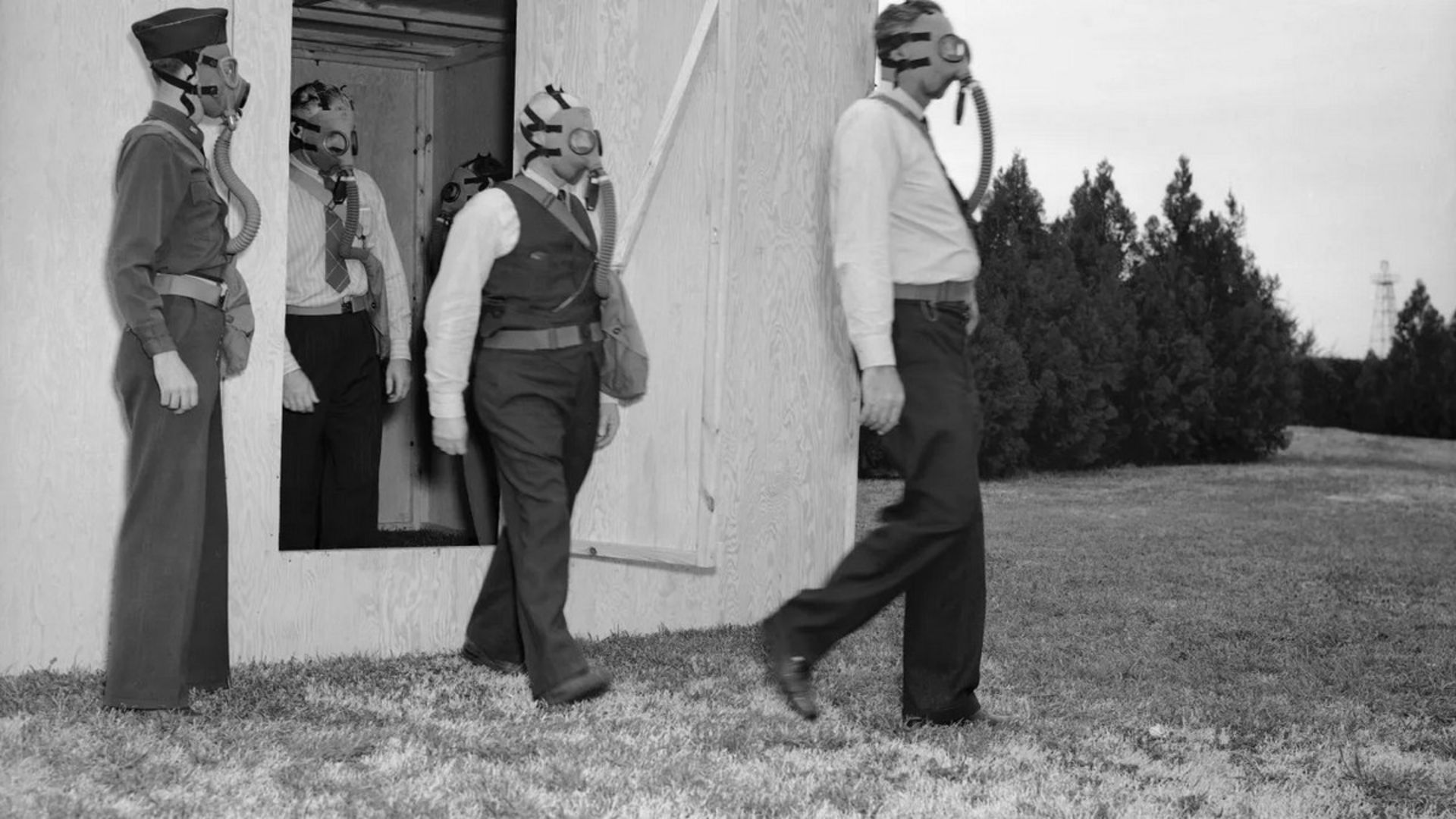 چند مرد با ماسک مخصوص گاز شمیایی