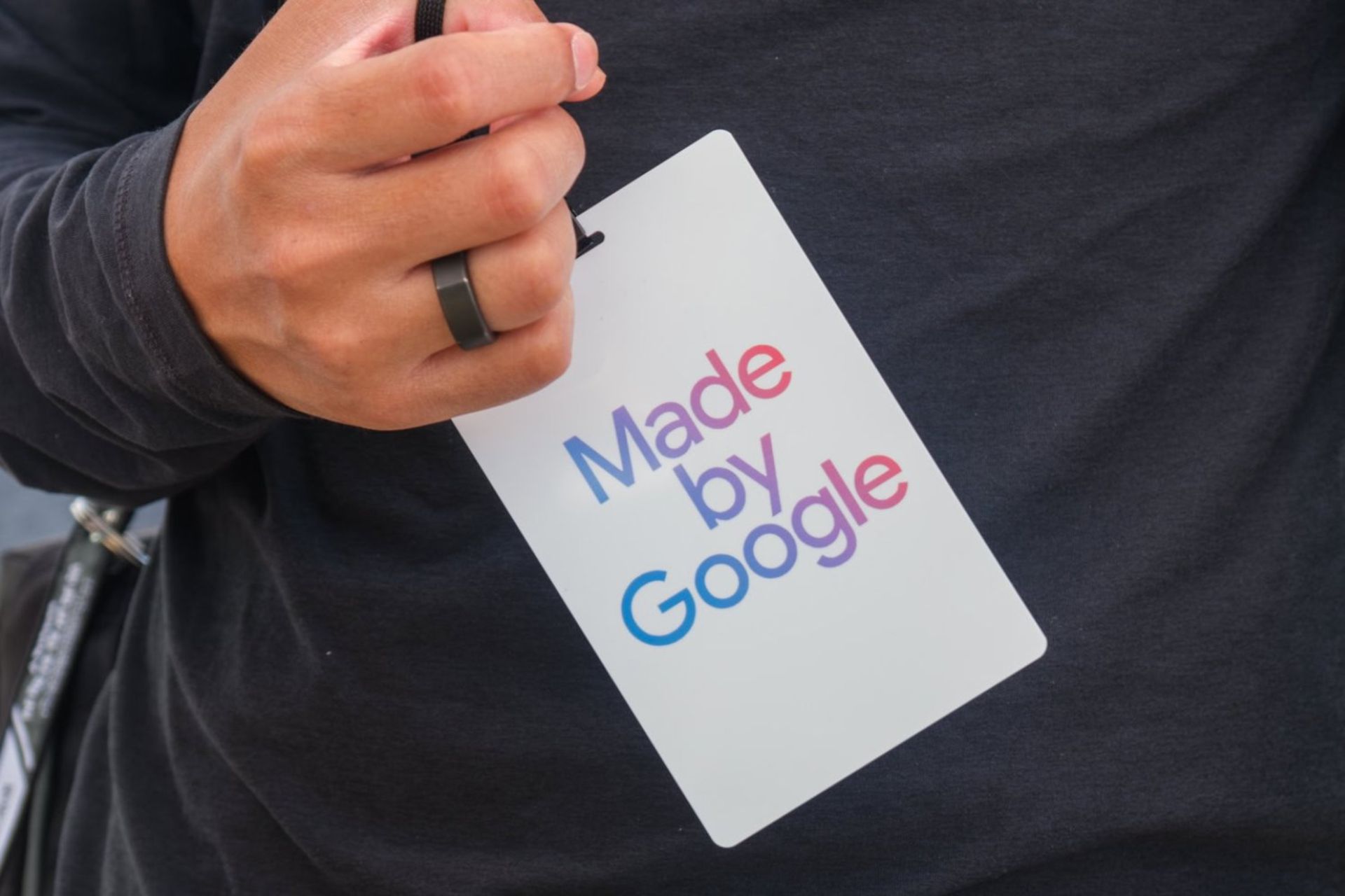 کارت رویداد Made by Google در دست