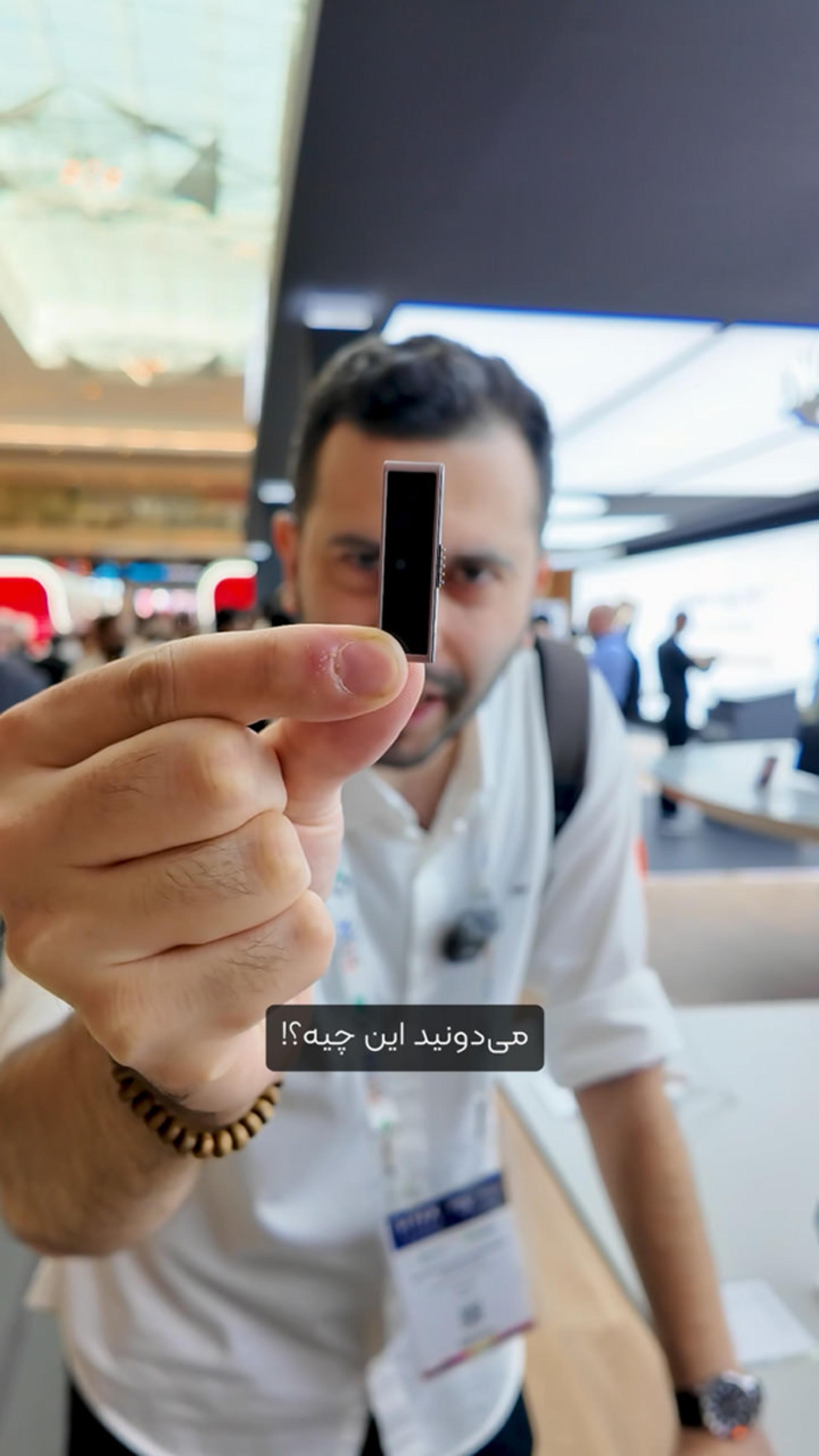 وب‌کم قابل حمل هواوی در دستان بهزاد مرعشیان