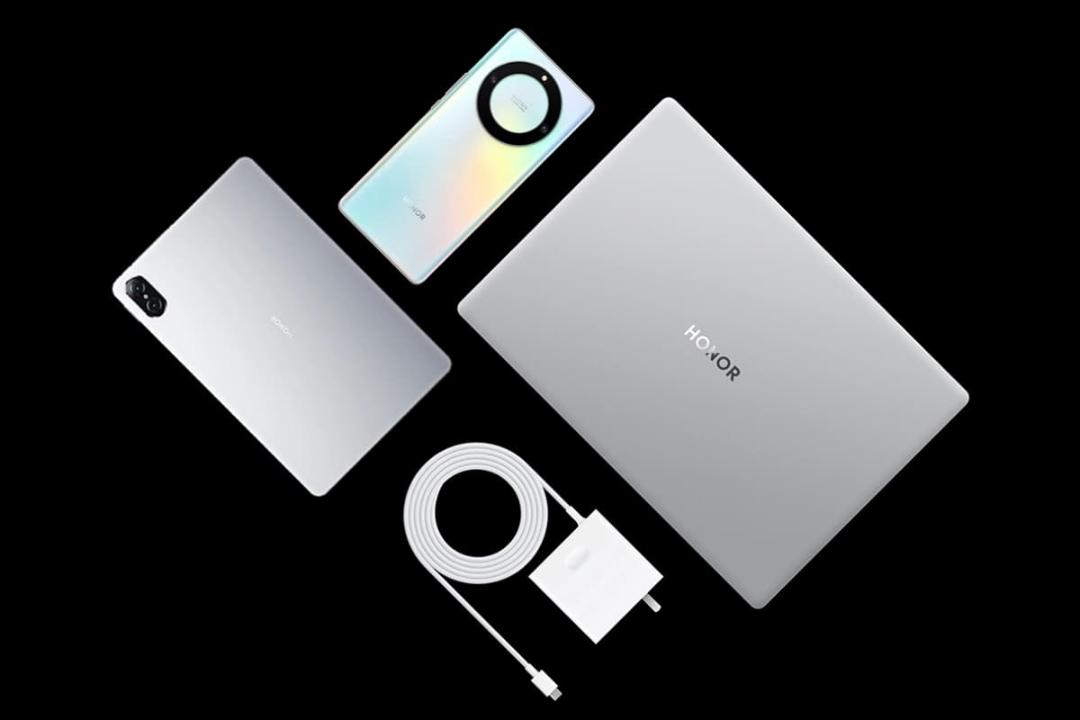 لپ تاپ MagicBook Z3 14 در کنار گوشی و تبلت