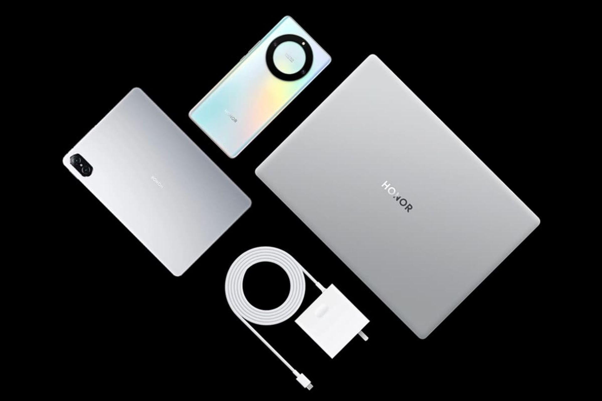 لپ تاپ MagicBook Z3 14 در کنار گوشی و تبلت