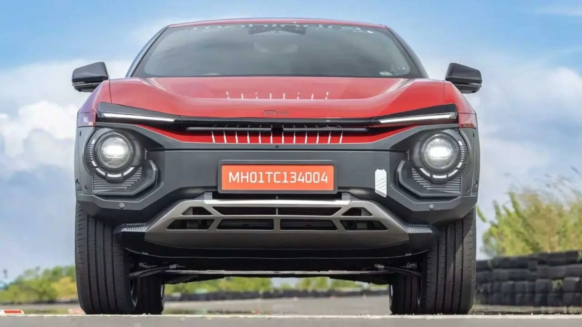 نمای جلویی خودرو ماهیندرا BE 6 Formula E Edition