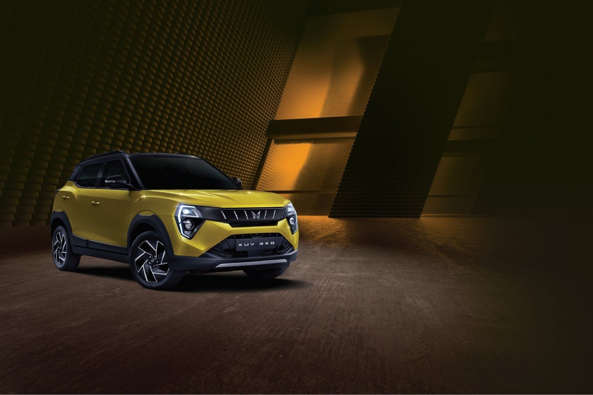 نمای سه‌چهارم جلو خودرو ماهیندرا XUV 3XO