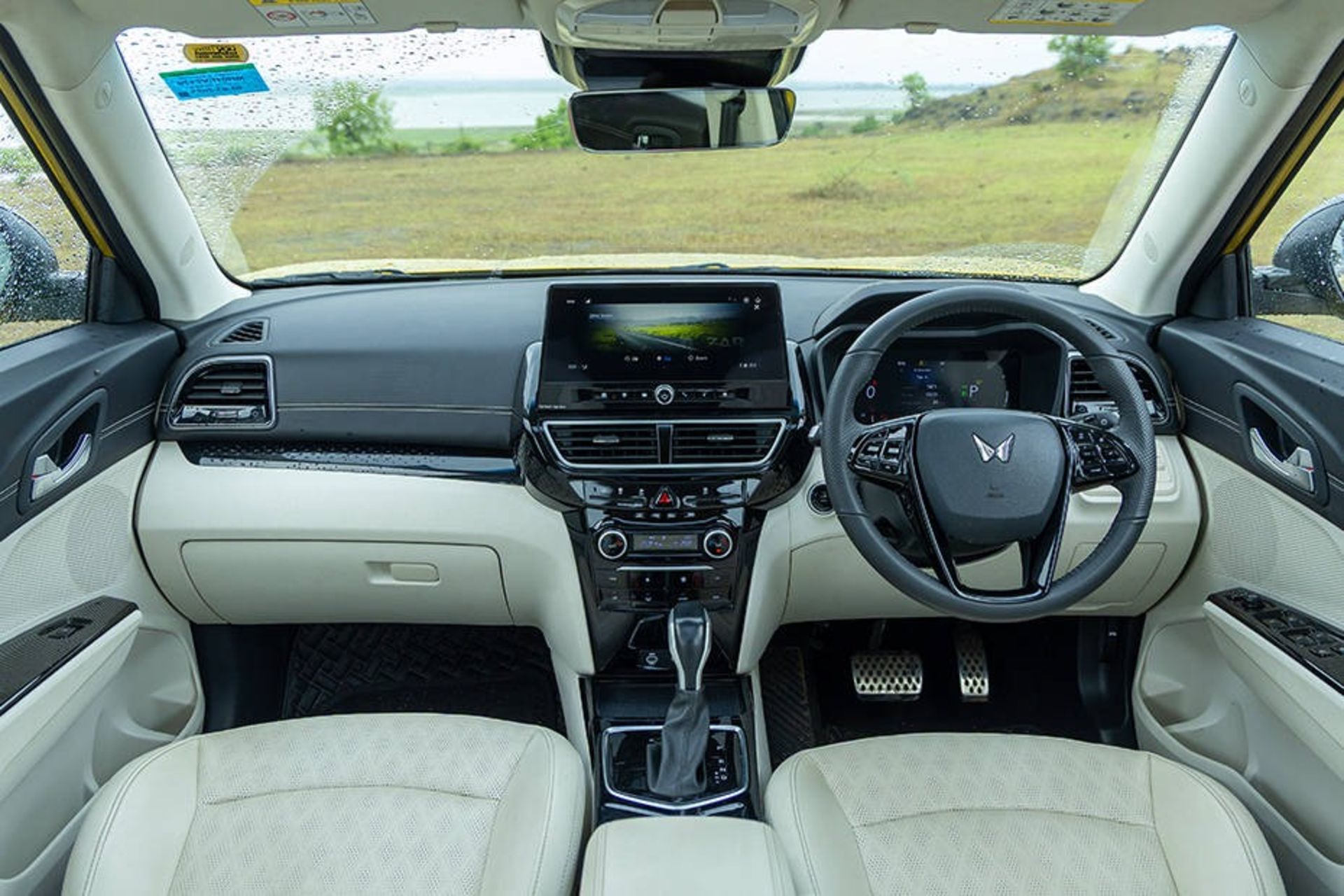 نمای داخلی خودرو ماهیندرا XUV 3XO