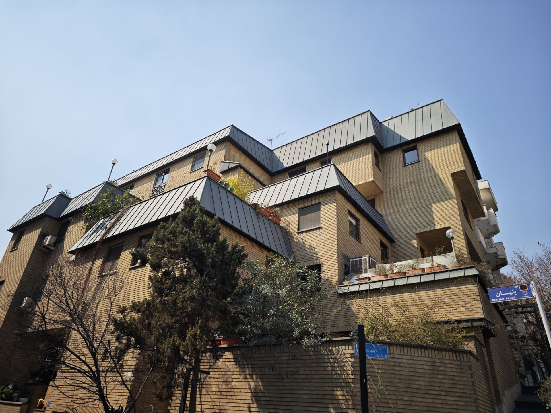 نمای بسته از خانه شیروانی معروف جردن