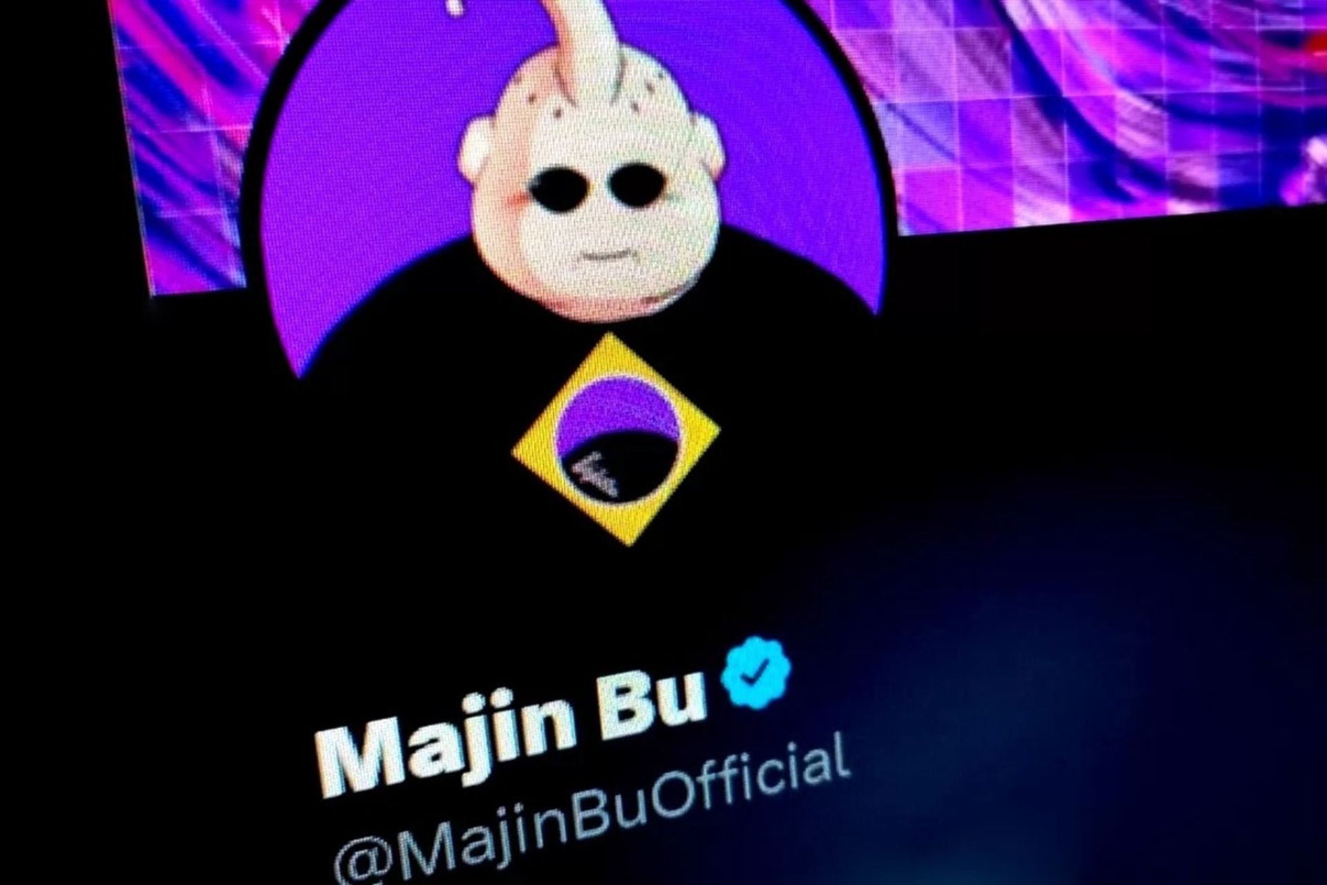 پروفایل یک کاربر در ایکس از نمای نزدیک در تاریکی