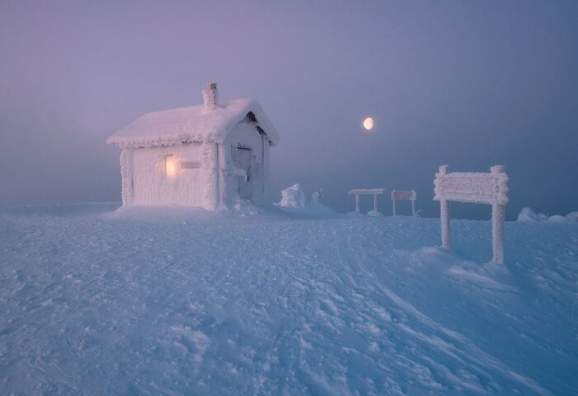 کلبه‌ ای یخ زده در برف