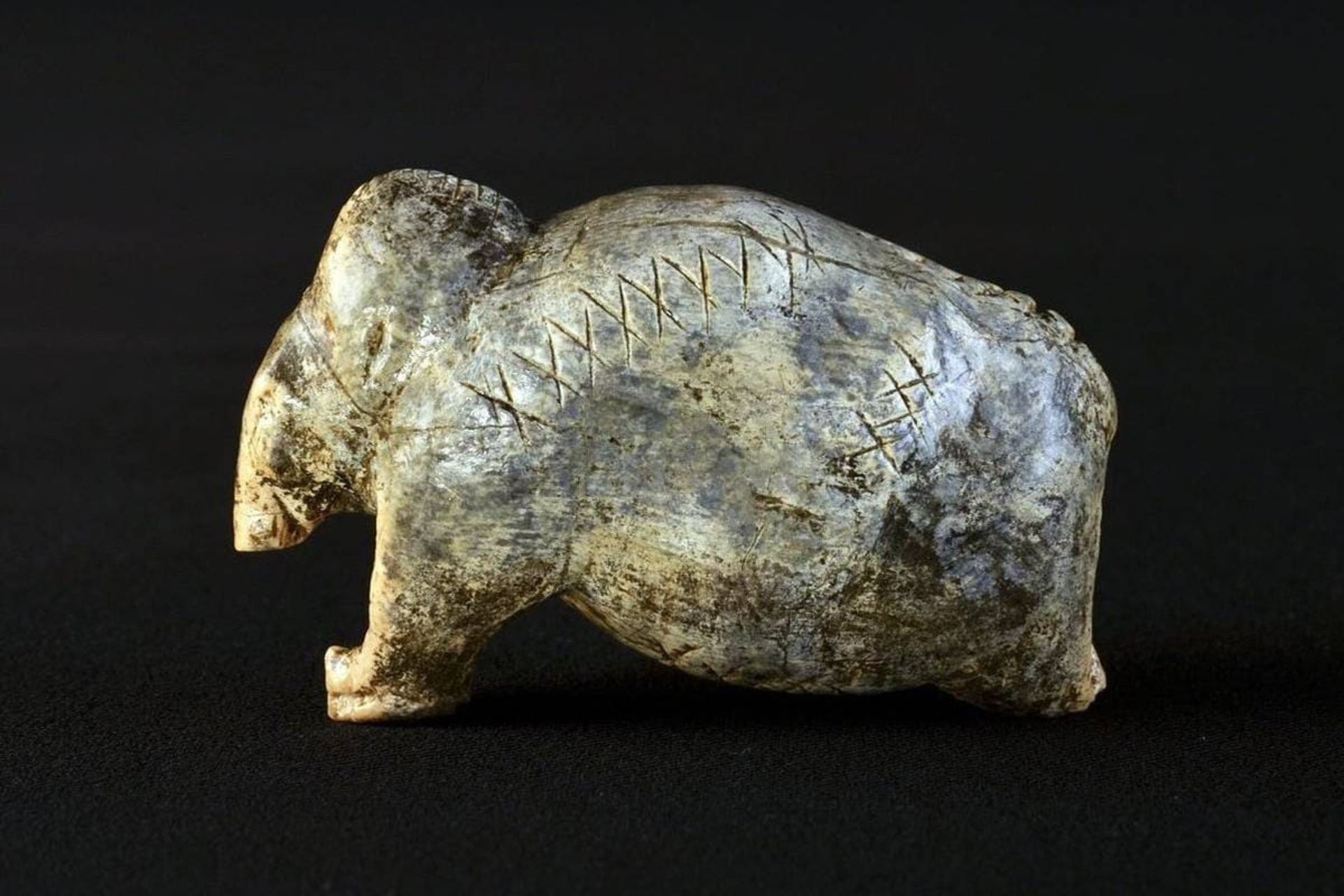 مجسمه ماموت با نشانه های باستانی 