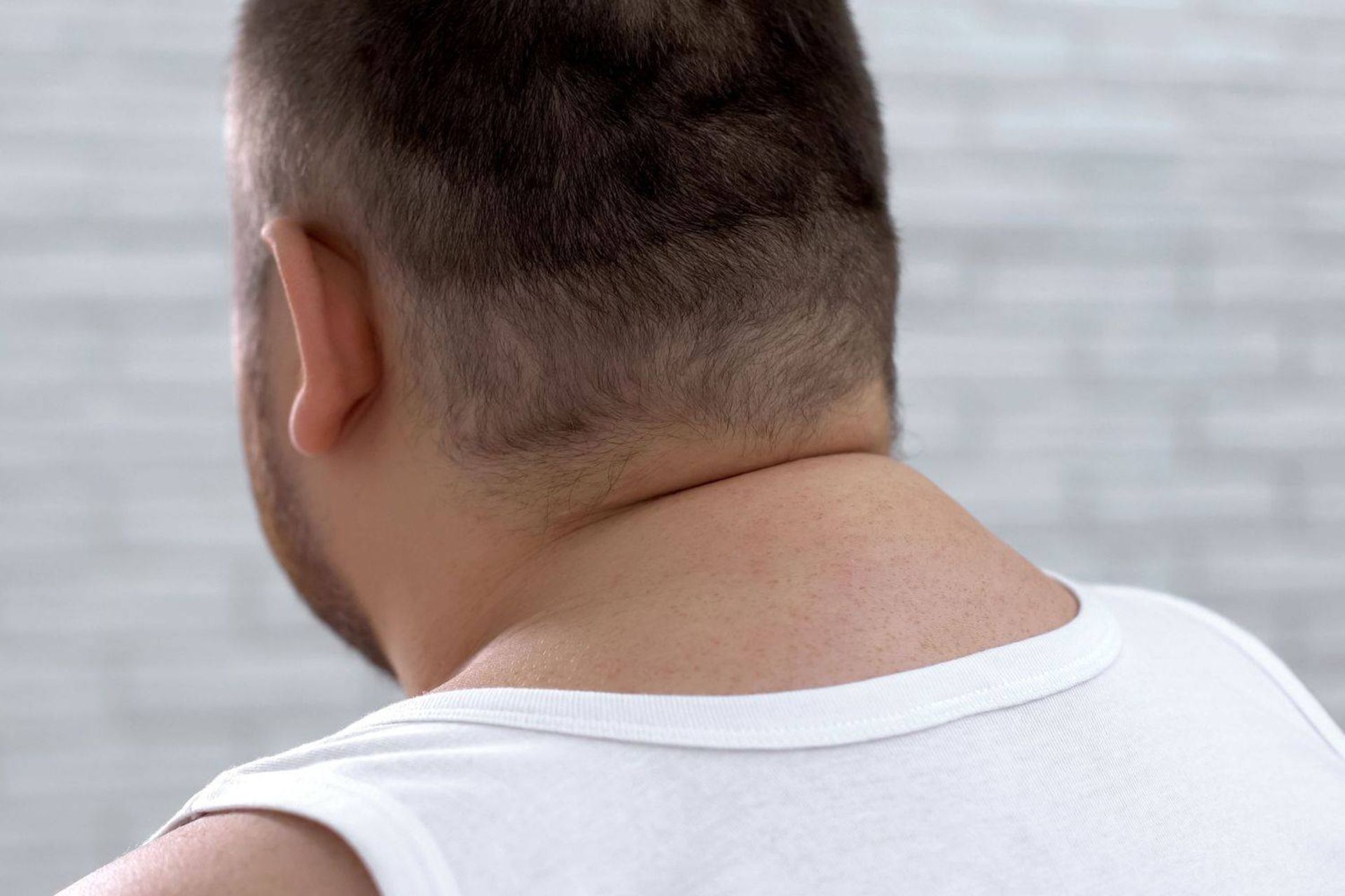 مردی با گردن کلفت