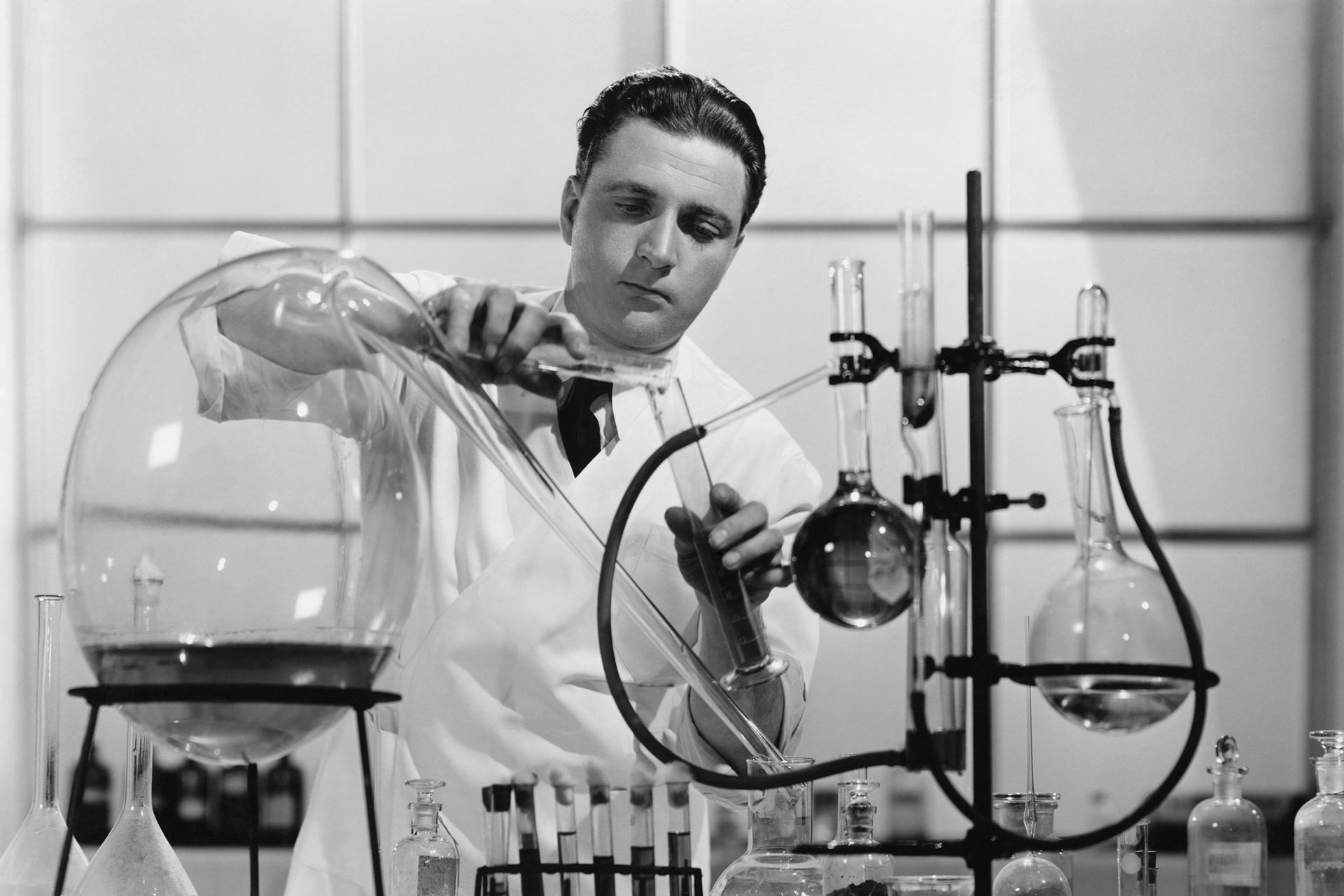 پژوهشگر مرد در آزمایشگاه کار علمی انجام می‌دهد