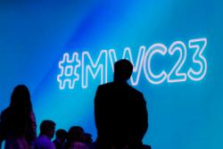 سایه مرد در برابر لوگو MWC 2023 کنگره جهانی موبایل