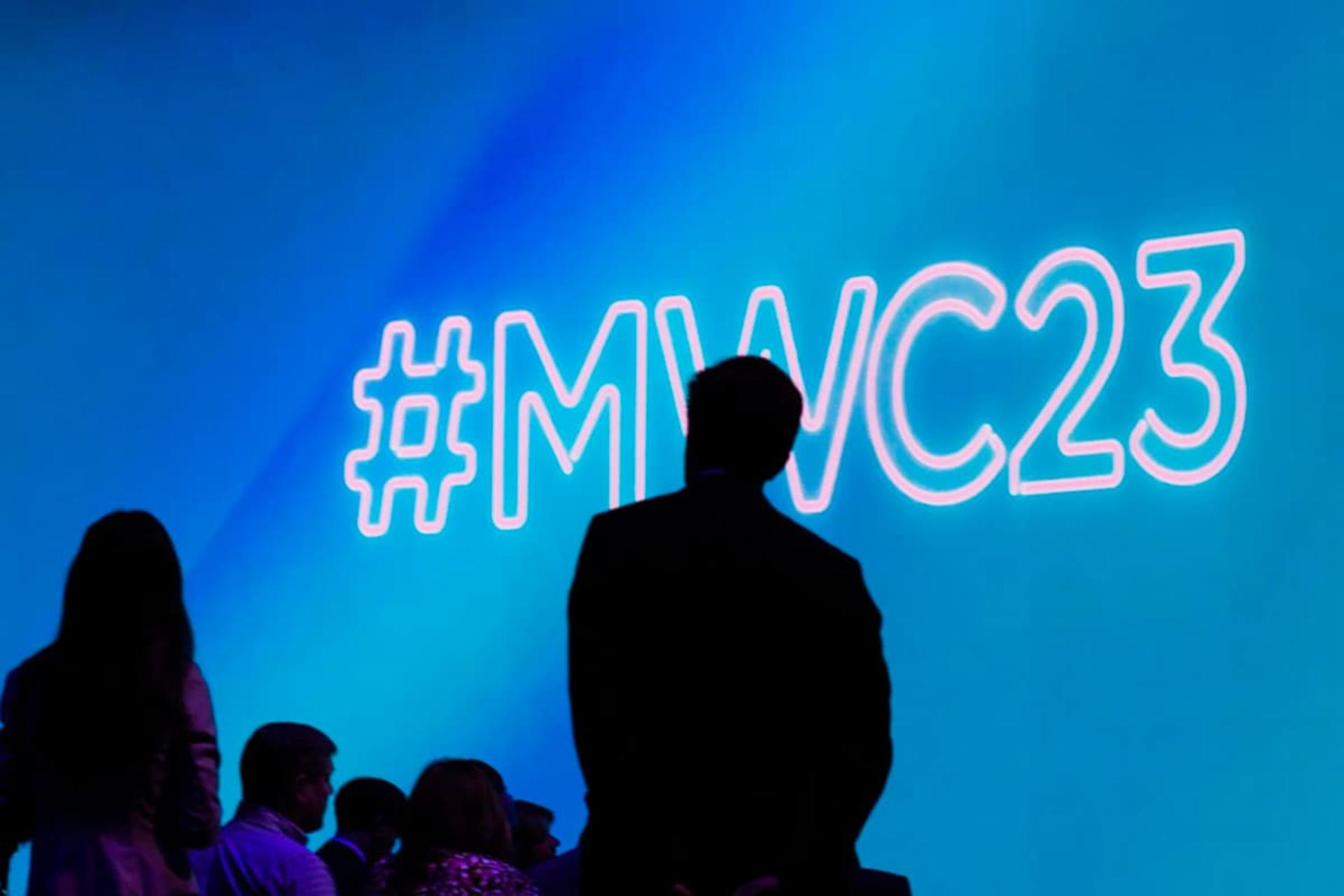 سایه مرد در برابر لوگو MWC 2023 کنگره جهانی موبایل