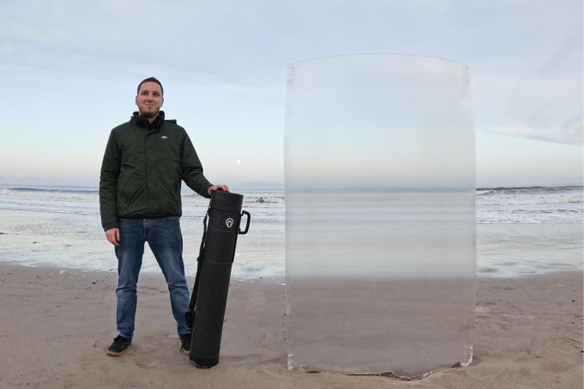 مردی در ساحل کنار محافظ نامرئی‌کننده 